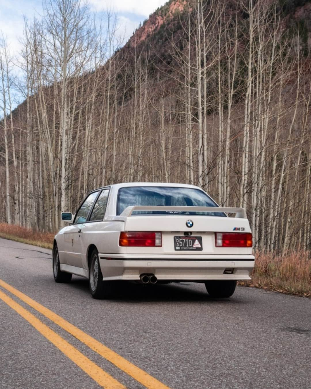 BMWさんのインスタグラム写真 - (BMWInstagram)「Stepping into the winter of 1988 🕰️❄️ 📸: @dave_tormey #BMWRepost   The 1988 BMW M3.  #THEM3 #BMW」12月16日 21時00分 - bmw