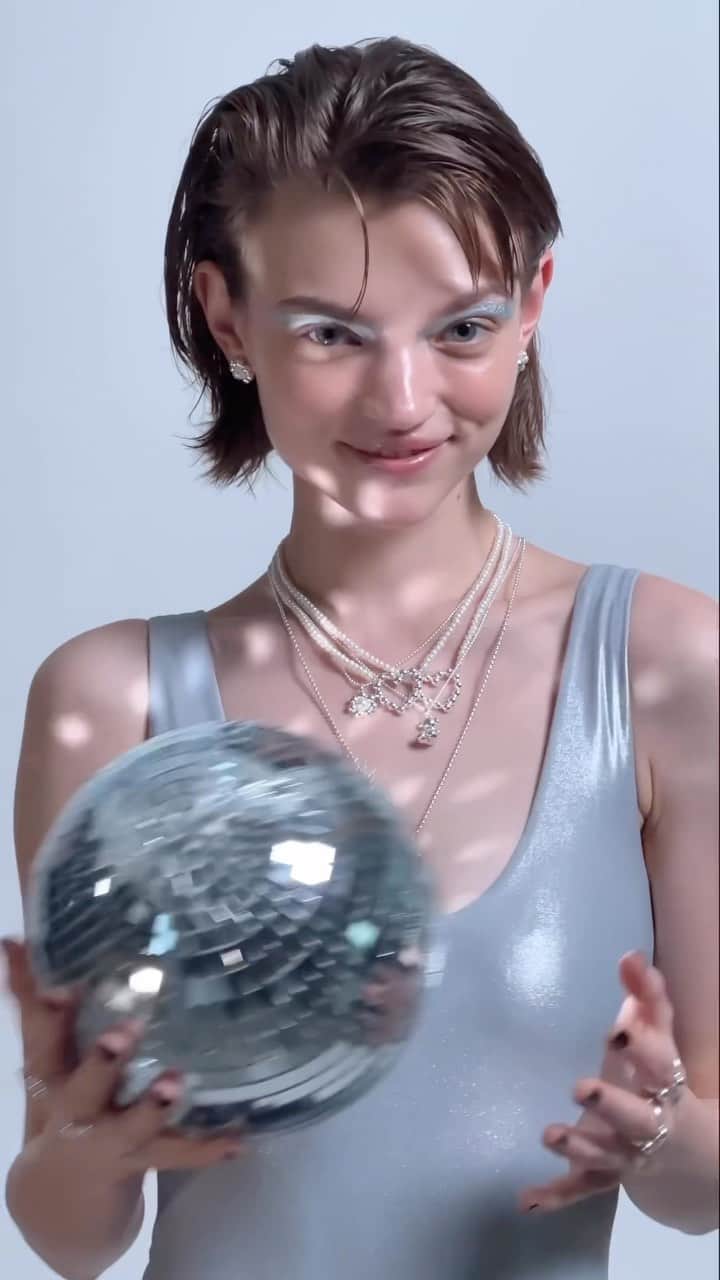 トウスのインスタグラム：「I want you to know, I’m a mirrorball… I’ll show you every version of yourself tonight 🪩 #CelebratingAllStyles」
