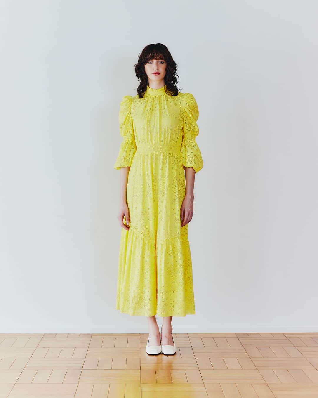 Double Standard Clothingのインスタグラム：「. NEW ARRIVAL CORCOVADO 2024 PRE-SPRING COLLECTION  [DRESS] CORCOVADO / Arabesque Race パフスリーブドレス price. 86,900円(税込) color. イエロー / ネイビー size. 36 / 38  ------------------------------------------ #doublestandardclothing #tokyo #corcovardo #DSC #sov #nightstore #fashion #ootd #2024prespring」