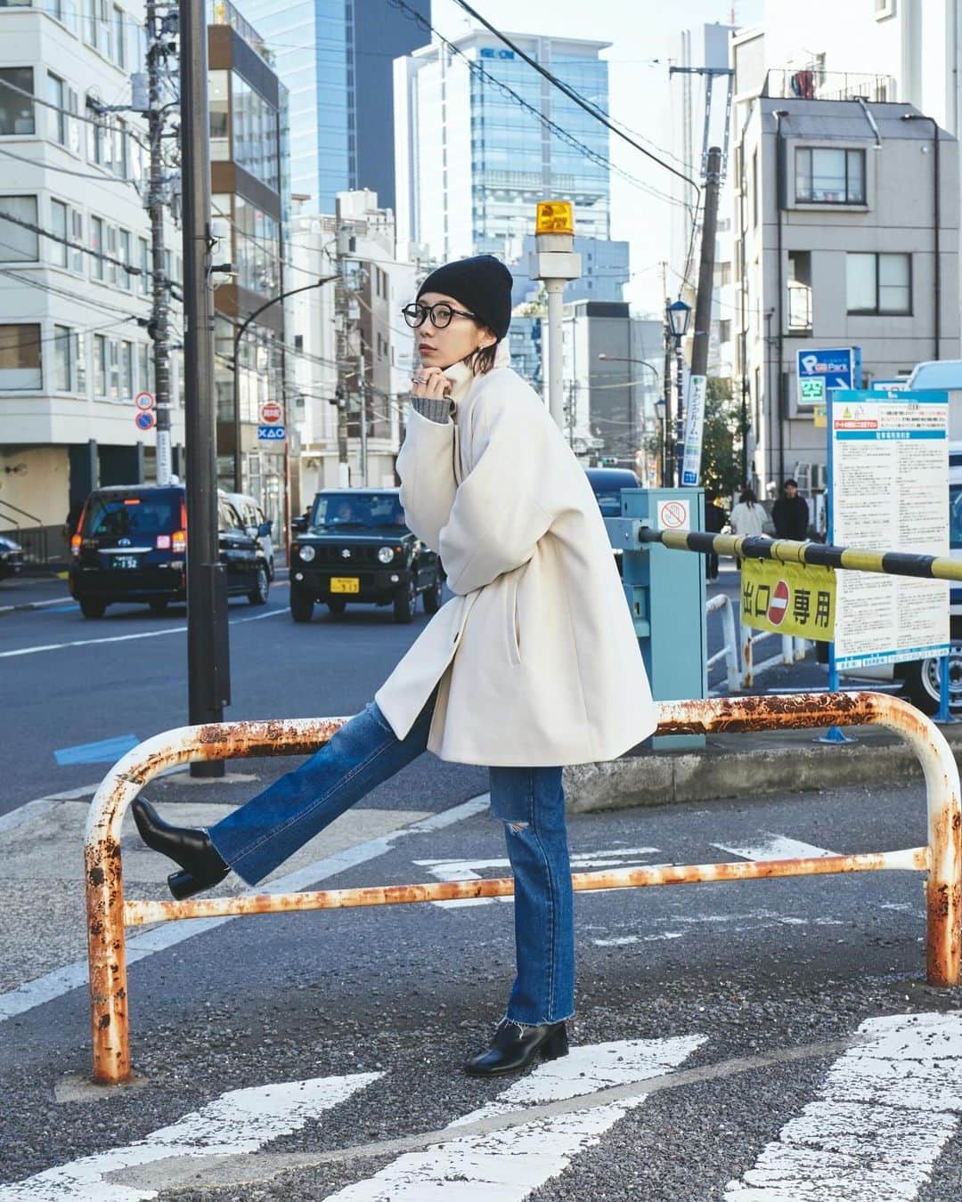 AR Holidayさんのインスタグラム写真 - (AR HolidayInstagram)「✔︎RECOMMEND OUTER 大人気3WAYコートからショート丈も登場。 コーデアイテムを選ばない万能アイテムです◎ ㅤㅤㅤㅤ ━━━━━━━━━━━━━━━ ㅤㅤㅤㅤㅤㅤㅤㅤ #スタンドカラー3WAYショートコート price/¥7,700(tax in) color/black.ivory.navy ㅤㅤㅤㅤ ━━━━━━━━━━━━━━━ ㅤㅤ ※撮影環境の加工感により、実物と色味が異なる場合がございます。 実物に近い色味はZOZOTOWNページ内画像をご参照ください。  #auntierosa#arholiday#holiday#auntierosaholiday#アンティローザホリデー#ホリデー#アンティローザ#2023AW#zozotown#zozotown購入品#ファッション #ワンマイルコーデ #イエベ #ブルベ #秋コーデ #冬コーデ#シンプルコーデ#モードカジュアル #リラックス #リラックカジュアル #大人カジュアル #大人ファッション」12月16日 21時01分 - arholiday