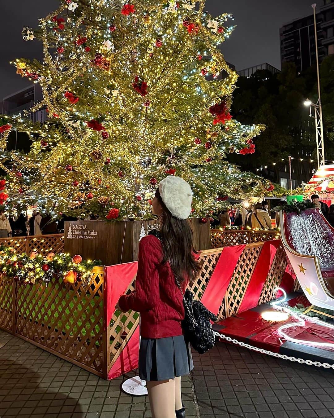 AYAKAさんのインスタグラム写真 - (AYAKAInstagram)「. 初めてクリスマスマーケット @nagoya_xmas に。。。🎄♥️ どこを切り取っても可愛い景色😌 ホットチョコレートもう1回飲みたい🦌 . #christmasmarket #christmasmarketnagoya #xmasmarket #xmasmarketnagoya #クリスマスマーケット #クリスマスマーケット名古屋 #名古屋クリスマスマーケット #クリスマス #クリスマスコーデ #christmas #christmastree #クリスマスツリー #ホットチョコレート #ホットチョコレートドリンク #赤ニットコーデ #名古屋 #栄 #久屋大通 #エディオン久屋大通 #instagood #instamood」12月16日 21時02分 - ___ayk0125