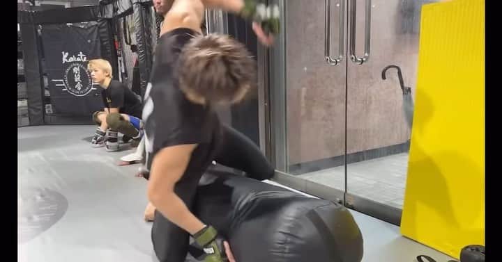 安保瑠輝也のインスタグラム：「. 俺のゴロゴロ打撃どうよ MMAデビューまで2週間🔥」