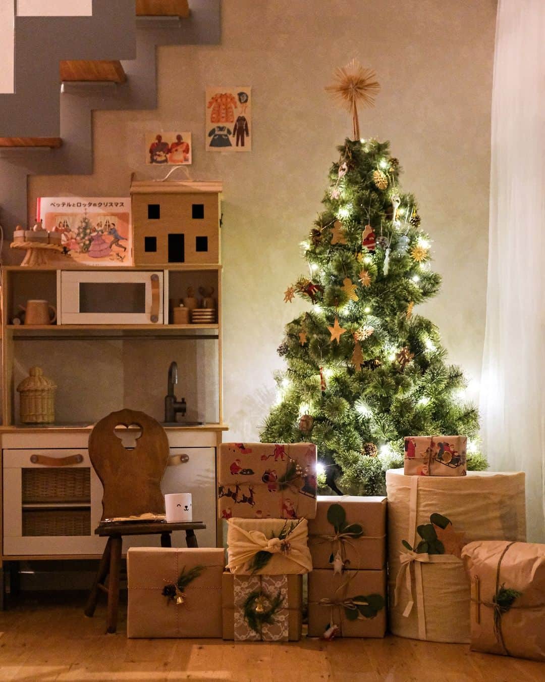 ムクリ［mukuri］さんのインスタグラム写真 - (ムクリ［mukuri］Instagram)「毎年積み重なっていく幸せな思い出。クリスマスを待つインテリアの作り方（mshr0907さん）  いよいよ12月も中盤に差し掛かり 子どもはもちろん、大人もワクワクする クリスマスが近づいてきましたね。  mshrさんの「お家で楽しむクリスマスインテリア」は お子さんと一緒に作り上げていくもの。  ツリーの飾り付けをみんなでしたり アドベントカレンダーを準備したり クリスマスを心待ちにして過ごします。  そうして訪れたクリスマス当日は 家族揃って食卓を囲み、 お家で過ごすのがいちばん贅沢な時間。  この時期は街のあちこちで クリスマスムードが高まるような飾り付けを目にしますが お家インテリアにもクリスマスアイテムを加えて 楽しんでみるのはいかがでしょうか？  お子さんたちの楽しそうな光景も ぜひ注目してご覧くださいね〜♪  specialthanks @mshr0907  （編集：megu）  ▶詳細はプロフィールのURLよりご覧ください プロフィールはこちらから @mukuri_official ・  –––––––––––––––––– ムクリ公式アカウントでは くらしの中にある"好き"や"コダワリ"を毎日お届け。  インテリア、整理収納から家づくりなど 日常で参考になる情報から サラッと読める短編コラムまで ご紹介していますのでフォローしてぜひご覧ください。 ▶︎ @mukuri_official ・  「 #ムクリ 」のタグもいつも楽しく拝見しています☺️  オリジナルブランドは @daily_mukuri  くらしの中にあったらいいいな、 そんな商品を企画・制作、集めています。 ––––––––––––––––––  #クリスマスツリー #クリスマスツリー飾り付け #クリスマス準備 #クリスマスオーナメント #クリスマスインテリア #こどものいる暮らし #海外インテリア #季節を楽しむ #apolinakids #mishaandpuff #christmasdecor #christmasmood #christmastree #christmasornaments#くらしの編集#ムクリ」12月16日 21時05分 - mukuri_official