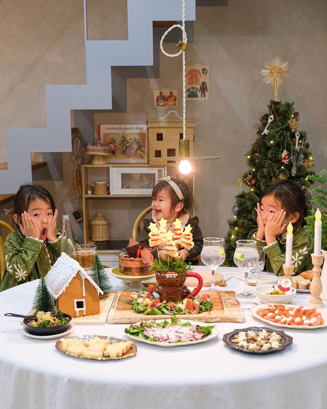 ムクリ［mukuri］さんのインスタグラム写真 - (ムクリ［mukuri］Instagram)「毎年積み重なっていく幸せな思い出。クリスマスを待つインテリアの作り方（mshr0907さん）  いよいよ12月も中盤に差し掛かり 子どもはもちろん、大人もワクワクする クリスマスが近づいてきましたね。  mshrさんの「お家で楽しむクリスマスインテリア」は お子さんと一緒に作り上げていくもの。  ツリーの飾り付けをみんなでしたり アドベントカレンダーを準備したり クリスマスを心待ちにして過ごします。  そうして訪れたクリスマス当日は 家族揃って食卓を囲み、 お家で過ごすのがいちばん贅沢な時間。  この時期は街のあちこちで クリスマスムードが高まるような飾り付けを目にしますが お家インテリアにもクリスマスアイテムを加えて 楽しんでみるのはいかがでしょうか？  お子さんたちの楽しそうな光景も ぜひ注目してご覧くださいね〜♪  specialthanks @mshr0907  （編集：megu）  ▶詳細はプロフィールのURLよりご覧ください プロフィールはこちらから @mukuri_official ・  –––––––––––––––––– ムクリ公式アカウントでは くらしの中にある"好き"や"コダワリ"を毎日お届け。  インテリア、整理収納から家づくりなど 日常で参考になる情報から サラッと読める短編コラムまで ご紹介していますのでフォローしてぜひご覧ください。 ▶︎ @mukuri_official ・  「 #ムクリ 」のタグもいつも楽しく拝見しています☺️  オリジナルブランドは @daily_mukuri  くらしの中にあったらいいいな、 そんな商品を企画・制作、集めています。 ––––––––––––––––––  #クリスマスツリー #クリスマスツリー飾り付け #クリスマス準備 #クリスマスオーナメント #クリスマスインテリア #こどものいる暮らし #海外インテリア #季節を楽しむ #apolinakids #mishaandpuff #christmasdecor #christmasmood #christmastree #christmasornaments#くらしの編集#ムクリ」12月16日 21時05分 - mukuri_official