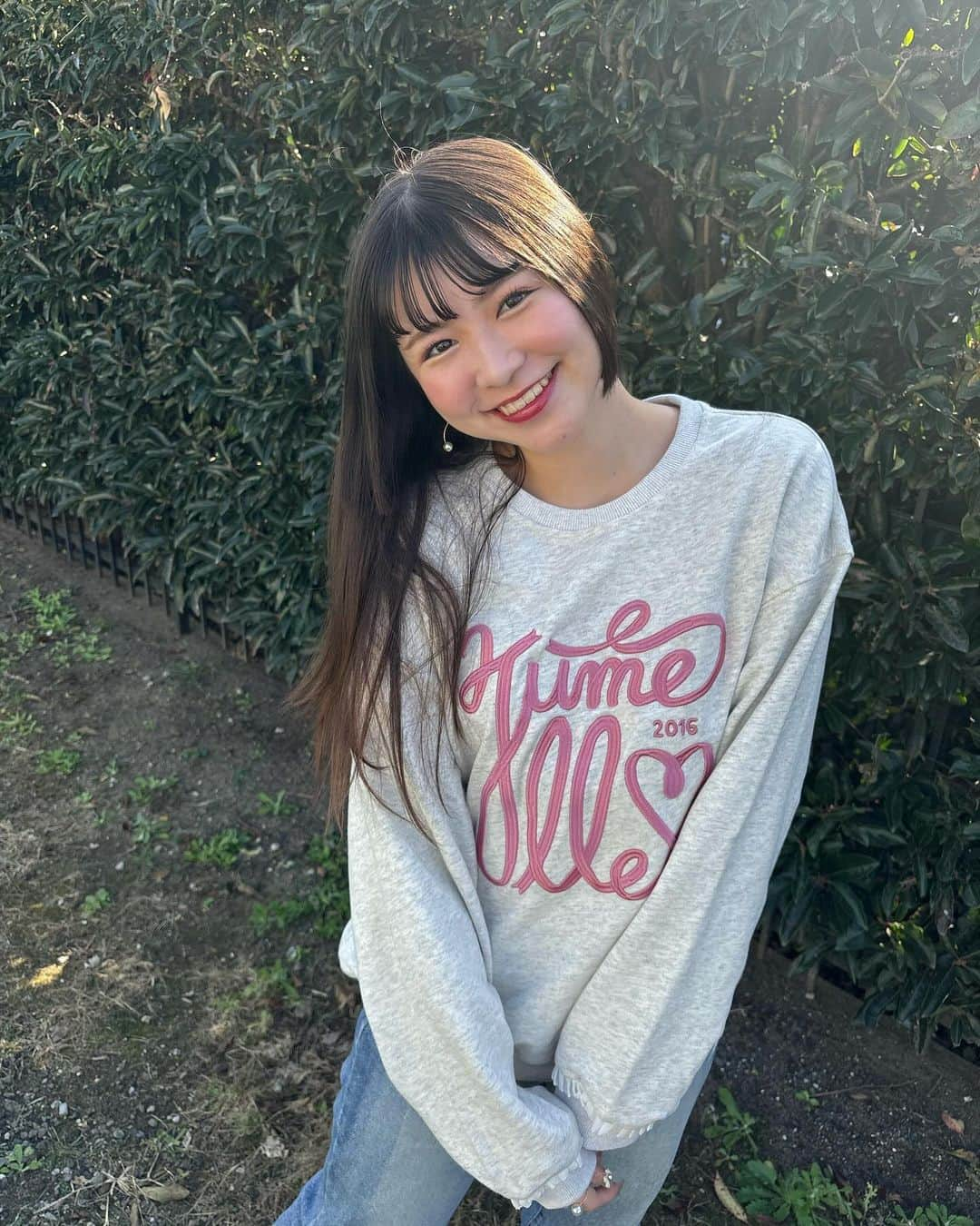 町田恵里那さんのインスタグラム写真 - (町田恵里那Instagram)「☁︎☽ め ち ゃ か わ い い スウェット 🎀✨️✨️ ⁡ 袖 の 部 分 に ひ ら ひ ら と ロ ゴ の ぴ ん く が ガ ー リ ー 感 増 し て お 気 に ‪( т т )‬♡♡ ⁡ ⁡ オ ー バ ー サ イ ズ で ゆ る っ と 着 れ る の も  ち ょ ー 使 え る 👧🏻👍🏻 ⁡ ⁡ ⁡ IVORY と NAVY の 2 色 展 開 で し た 🩶🪽 ⁡ ⁡ ⁡ ⁡ ⁡ ⁡ ⁡ ⁡ ⁡   ⁡ ⁡ ⁡ ⁡ ⁡ #jumelle #ジュメロ #提供」12月16日 21時05分 - machida_erina122