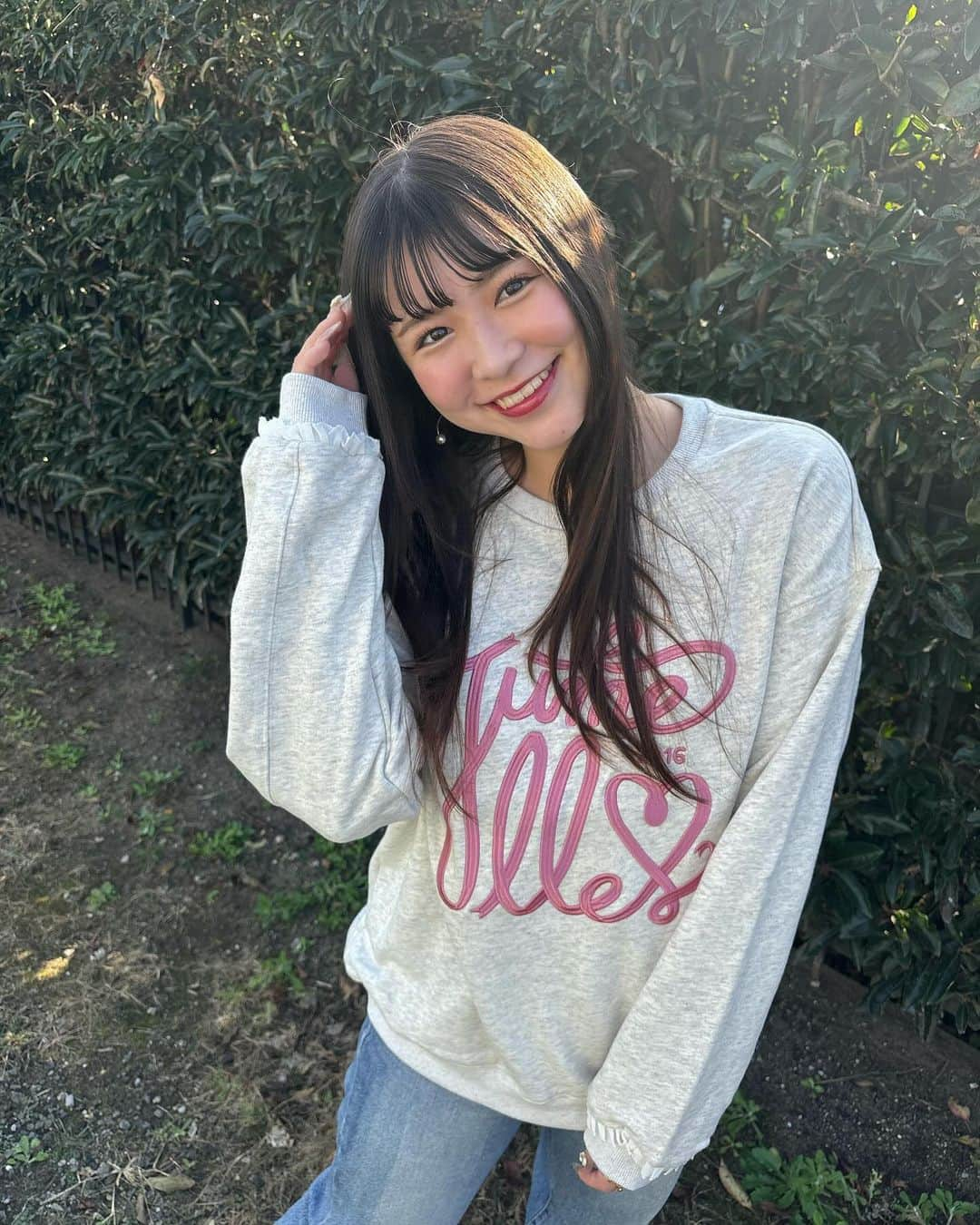 町田恵里那さんのインスタグラム写真 - (町田恵里那Instagram)「☁︎☽ め ち ゃ か わ い い スウェット 🎀✨️✨️ ⁡ 袖 の 部 分 に ひ ら ひ ら と ロ ゴ の ぴ ん く が ガ ー リ ー 感 増 し て お 気 に ‪( т т )‬♡♡ ⁡ ⁡ オ ー バ ー サ イ ズ で ゆ る っ と 着 れ る の も  ち ょ ー 使 え る 👧🏻👍🏻 ⁡ ⁡ ⁡ IVORY と NAVY の 2 色 展 開 で し た 🩶🪽 ⁡ ⁡ ⁡ ⁡ ⁡ ⁡ ⁡ ⁡ ⁡   ⁡ ⁡ ⁡ ⁡ ⁡ #jumelle #ジュメロ #提供」12月16日 21時05分 - machida_erina122