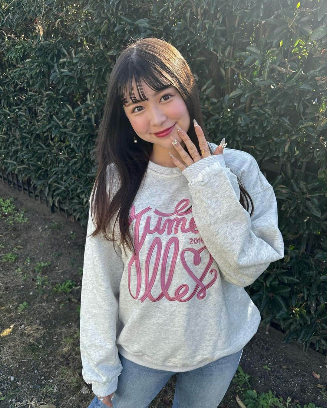 町田恵里那さんのインスタグラム写真 - (町田恵里那Instagram)「☁︎☽ め ち ゃ か わ い い スウェット 🎀✨️✨️ ⁡ 袖 の 部 分 に ひ ら ひ ら と ロ ゴ の ぴ ん く が ガ ー リ ー 感 増 し て お 気 に ‪( т т )‬♡♡ ⁡ ⁡ オ ー バ ー サ イ ズ で ゆ る っ と 着 れ る の も  ち ょ ー 使 え る 👧🏻👍🏻 ⁡ ⁡ ⁡ IVORY と NAVY の 2 色 展 開 で し た 🩶🪽 ⁡ ⁡ ⁡ ⁡ ⁡ ⁡ ⁡ ⁡ ⁡   ⁡ ⁡ ⁡ ⁡ ⁡ #jumelle #ジュメロ #提供」12月16日 21時05分 - machida_erina122