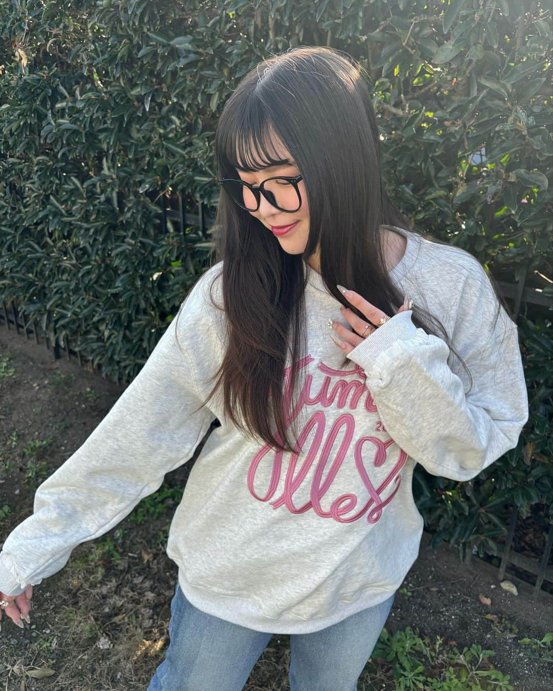 町田恵里那のインスタグラム：「☁︎☽ め ち ゃ か わ い い スウェット 🎀✨️✨️ ⁡ 袖 の 部 分 に ひ ら ひ ら と ロ ゴ の ぴ ん く が ガ ー リ ー 感 増 し て お 気 に ‪( т т )‬♡♡ ⁡ ⁡ オ ー バ ー サ イ ズ で ゆ る っ と 着 れ る の も  ち ょ ー 使 え る 👧🏻👍🏻 ⁡ ⁡ ⁡ IVORY と NAVY の 2 色 展 開 で し た 🩶🪽 ⁡ ⁡ ⁡ ⁡ ⁡ ⁡ ⁡ ⁡ ⁡   ⁡ ⁡ ⁡ ⁡ ⁡ #jumelle #ジュメロ #提供」