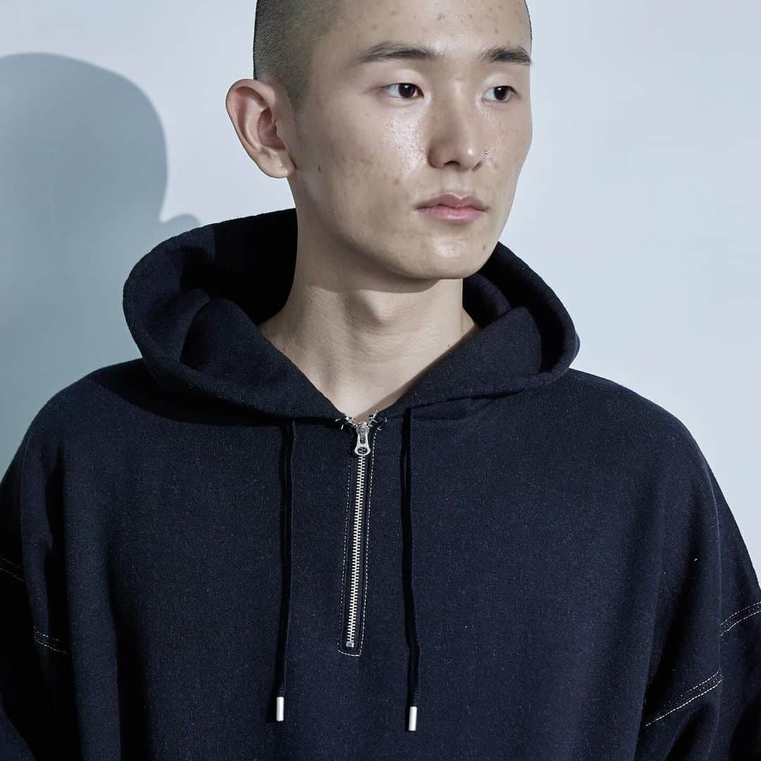 シシさんのインスタグラム写真 - (シシInstagram)「⁡ 【ZIP HOODIE】 「SISII」と「HESTRADA Gee-Wiz」とのコラボアイテム。 また、吊り編み天竺で縫製されており サイドにシームがなく着心地が良い。 ⁡ ⁡ #SISII #leather  #ziphoodie」12月17日 18時00分 - sisii.japan