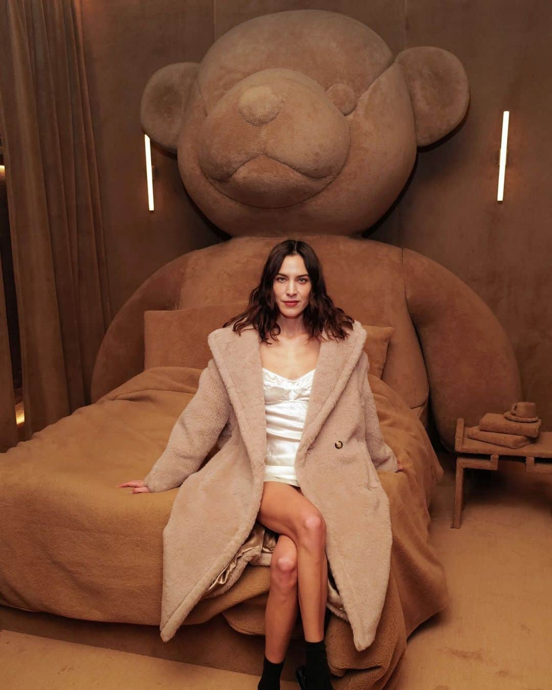 マックスマーラさんのインスタグラム写真 - (マックスマーラInstagram)「Festive season. Alexa Chung attends the unveiling of the #MaxMara Fluffy Residence in Covent Garden, London. Celebrate #MaxMaraTeddyTen through December 26. Discover more at the link in bio.  Photographer: @darren_gerrish」12月16日 21時15分 - maxmara