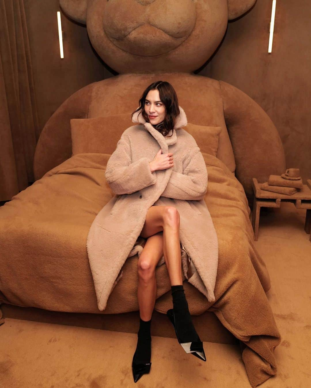 マックスマーラさんのインスタグラム写真 - (マックスマーラInstagram)「Festive season. Alexa Chung attends the unveiling of the #MaxMara Fluffy Residence in Covent Garden, London. Celebrate #MaxMaraTeddyTen through December 26. Discover more at the link in bio.  Photographer: @darren_gerrish」12月16日 21時15分 - maxmara