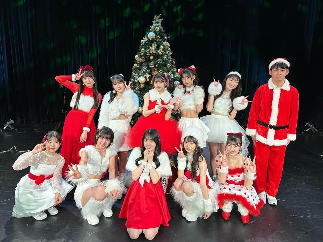 鈴木啓太さんのインスタグラム写真 - (鈴木啓太Instagram)「OCHA NORMA 初のクリスマスイベント！  可愛いサンタが10人も！！ おじさんサンタが1人も！！  気持ちは同じです。 皆さんを笑顔にしたいだけ。 年齢は違うが、思いは1つです。 伝える時は 写メでも写真でも良いんです。 良いんです！！  #ochanorma」12月16日 21時11分 - jjgd_keita