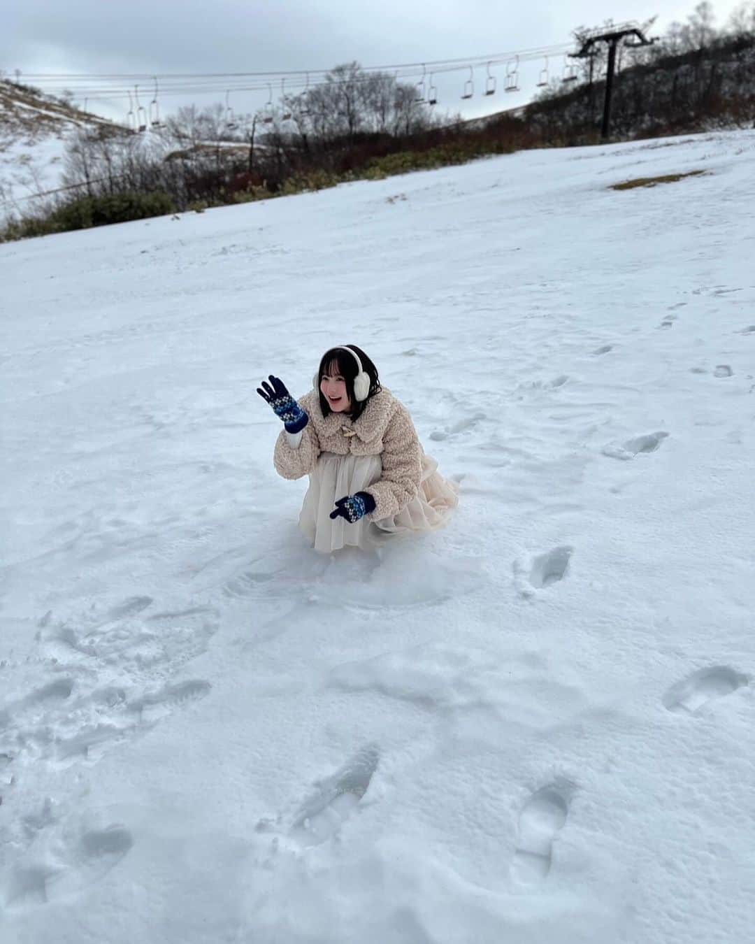 本田紗来さんのインスタグラム写真 - (本田紗来Instagram)「群馬県に行ってきました〜〜！⛄️🤍 2月の少年サンデーに出演させていただきますっ❕ 久しぶりにこんなに積もった雪を見ることができて、 1日中幸せな気持ちでいっぱいでしたっ🥰 他にもいろんなところに撮影に行ったので 楽しみにしててくださ〜い！！ #谷川岳ロープウェイby星野リゾート」12月16日 21時18分 - sara_honda0404