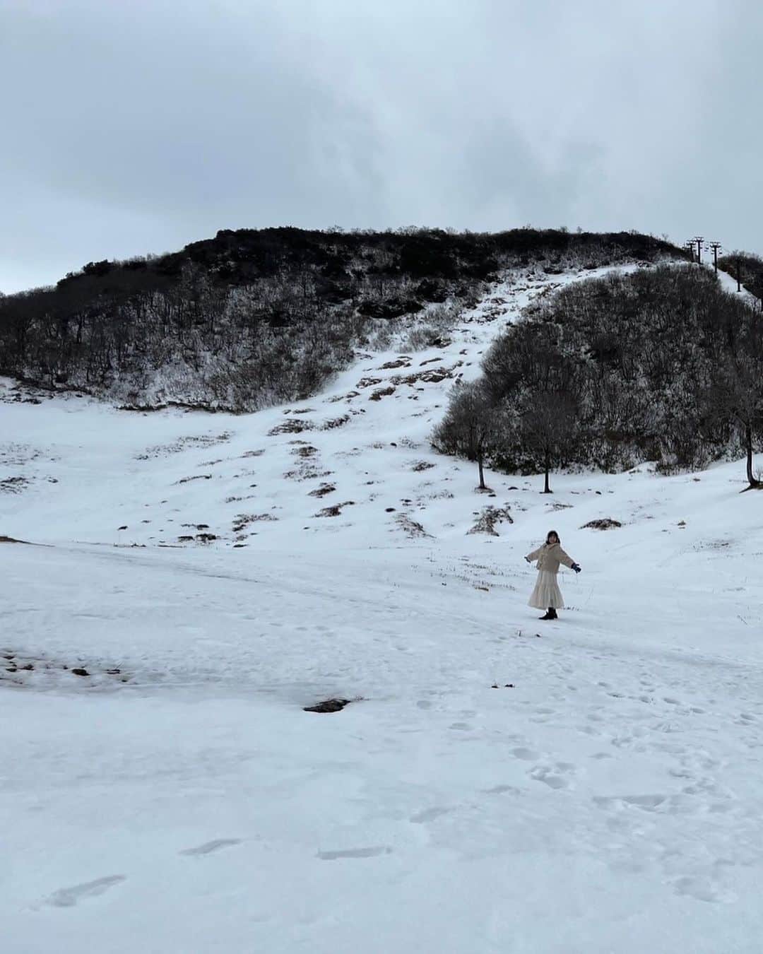 本田紗来さんのインスタグラム写真 - (本田紗来Instagram)「群馬県に行ってきました〜〜！⛄️🤍 2月の少年サンデーに出演させていただきますっ❕ 久しぶりにこんなに積もった雪を見ることができて、 1日中幸せな気持ちでいっぱいでしたっ🥰 他にもいろんなところに撮影に行ったので 楽しみにしててくださ〜い！！ #谷川岳ロープウェイby星野リゾート」12月16日 21時18分 - sara_honda0404