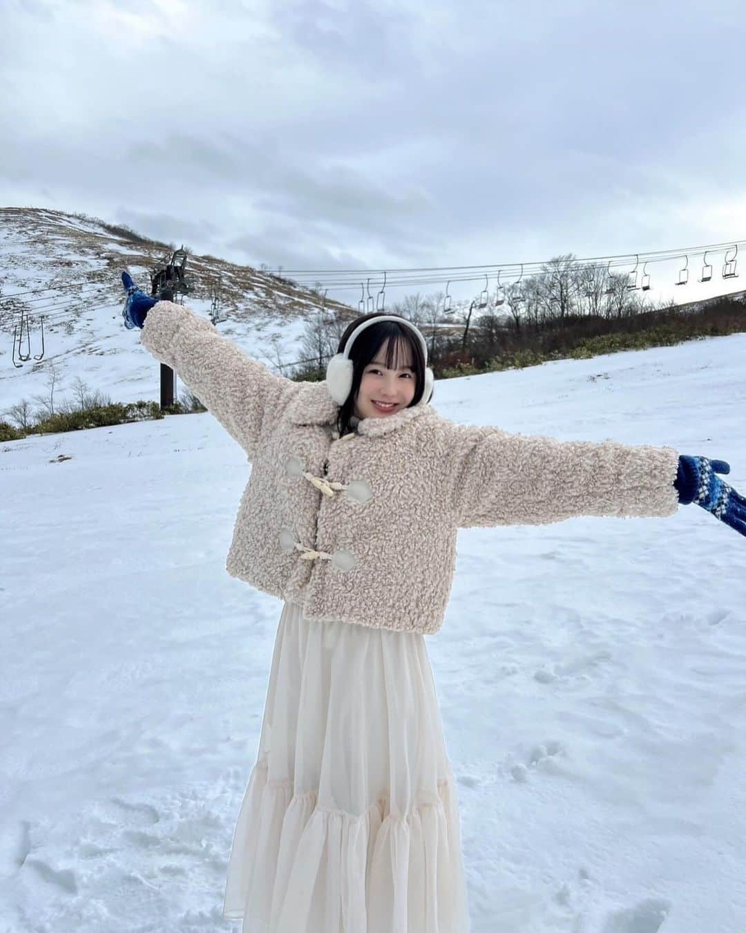 本田紗来さんのインスタグラム写真 - (本田紗来Instagram)「群馬県に行ってきました〜〜！⛄️🤍 2月の少年サンデーに出演させていただきますっ❕ 久しぶりにこんなに積もった雪を見ることができて、 1日中幸せな気持ちでいっぱいでしたっ🥰 他にもいろんなところに撮影に行ったので 楽しみにしててくださ〜い！！ #谷川岳ロープウェイby星野リゾート」12月16日 21時18分 - sara_honda0404