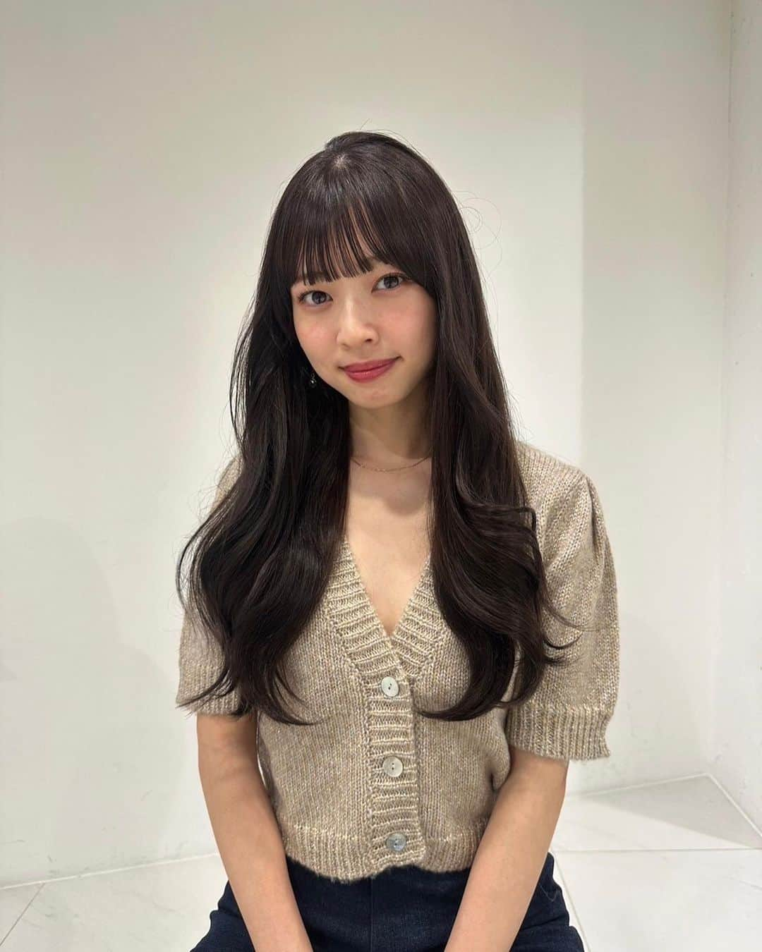 齋藤万莉奈さんのインスタグラム写真 - (齋藤万莉奈Instagram)「久しぶりの投稿になってしまった みなさんお元気？👱🏼‍♀️🩵  もうすぐクリスマスに年末にわくわくすることたくさんだね💫 明日から寒くなるみたいなので体調にはお気をつけて元気に過ごしましょう🌜  (なつきさんありがとうございました💇🏻‍♀️🤍 @natsuki__kaneta )」12月16日 21時22分 - kupulauawa