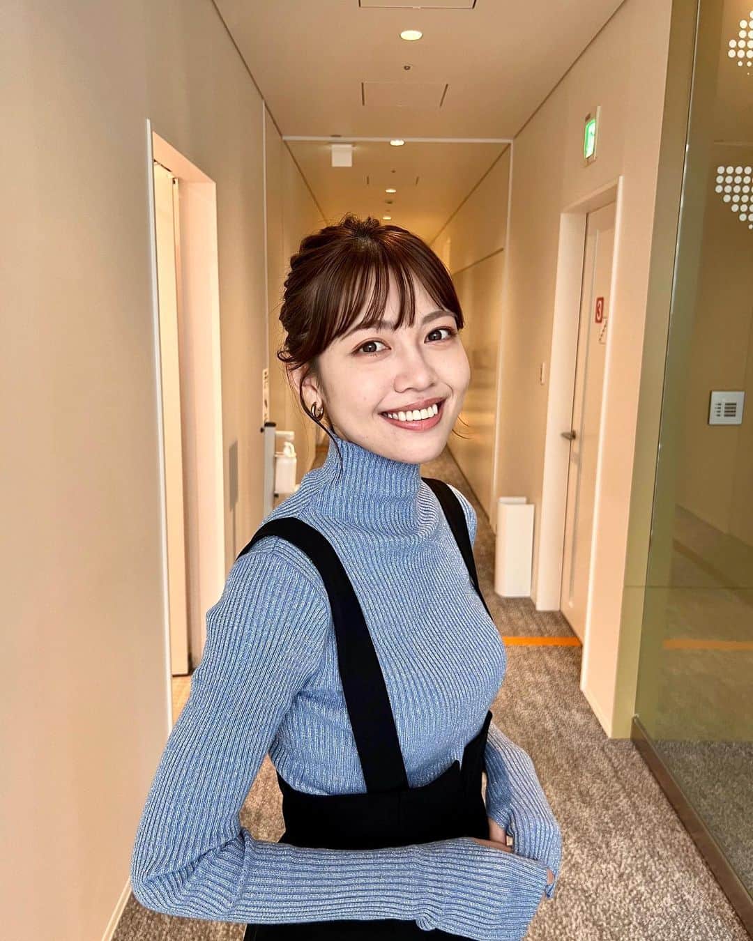 吉田晴香のインスタグラム：「ブラキタ生放送📺 ありがとうございました☺️  着用した衣装は @lumier_officialshop 👗💛  ジャンパースカートと リブニットトップスの組み合わせ🤓  ジャンパースカートは ウエストがスッキリ女性らしさ🙆‍♀️ 肩の紐を外してスカートとしても着用できます😆  そして、 体のラインを綺麗に見せてくれるリブニット☺️ そのまま着るのはもちろん、 インナーとしても幅広く着回しできます😊💕  #ブラキタ #lumier」