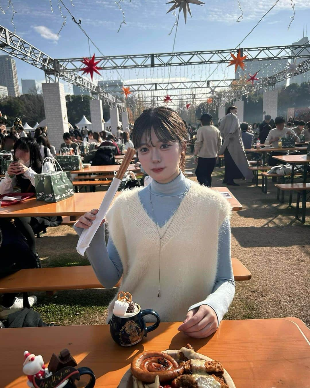 MANAさんのインスタグラム写真 - (MANAInstagram)「🎄☕️🎅🏻   今年初クリスマスマーケット  マグカップ可愛いくないですか……😭♡ (友達のマグカップのサンタさん覗いてるの愛おしい)  休日だし混むか心配だったけど、 11時過ぎ頃に行けば お店もあまり並ばずに買えて、 席も探せば座れるくらいだったので 午前中に行くのがいいかも🚶🏻    コーデの詳細は4枚目に載せてます🙌🏻    #外苑前クリスマスマーケット  #クリスマスマーケット天神」12月16日 21時25分 - mn02grm