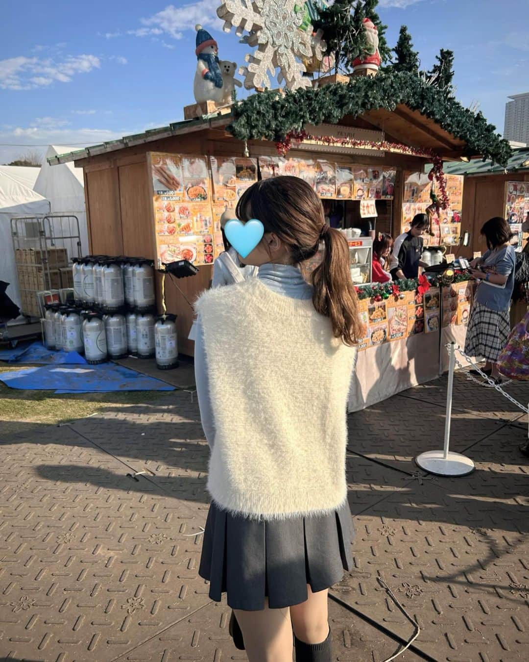 MANAさんのインスタグラム写真 - (MANAInstagram)「🎄☕️🎅🏻   今年初クリスマスマーケット  マグカップ可愛いくないですか……😭♡ (友達のマグカップのサンタさん覗いてるの愛おしい)  休日だし混むか心配だったけど、 11時過ぎ頃に行けば お店もあまり並ばずに買えて、 席も探せば座れるくらいだったので 午前中に行くのがいいかも🚶🏻    コーデの詳細は4枚目に載せてます🙌🏻    #外苑前クリスマスマーケット  #クリスマスマーケット天神」12月16日 21時25分 - mn02grm