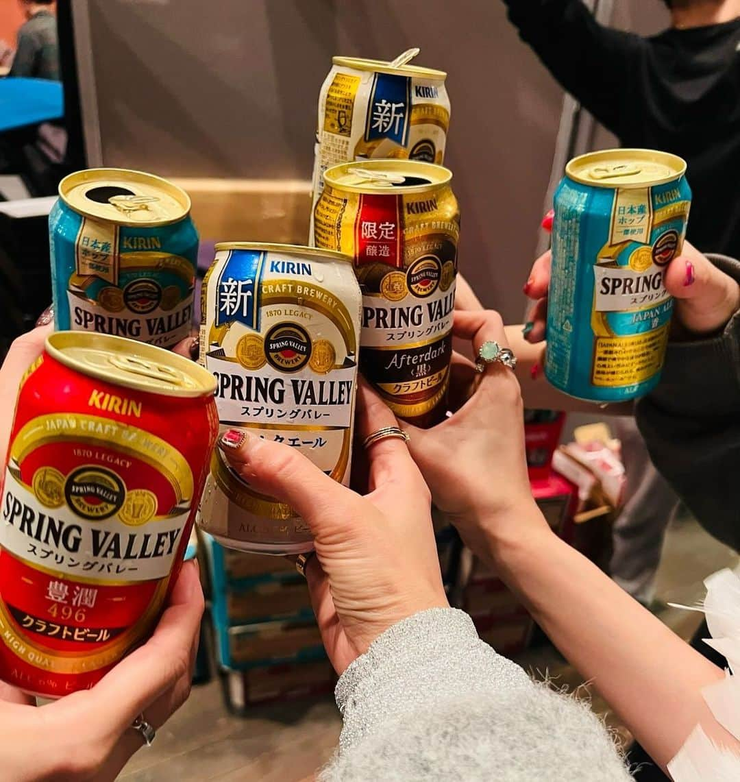 高城れにのインスタグラム：「毎日がクリスマス🎄🤶 スポンサーさんではいっていたKIRINさん🍺 終わってからみんなで乾杯しました😊💜☝🏻 私は限定の黒ビールをいただきました！！ 香ばしくて美味しかった〜！ ぷはー！  #お酒は20歳になってから  #kirin」