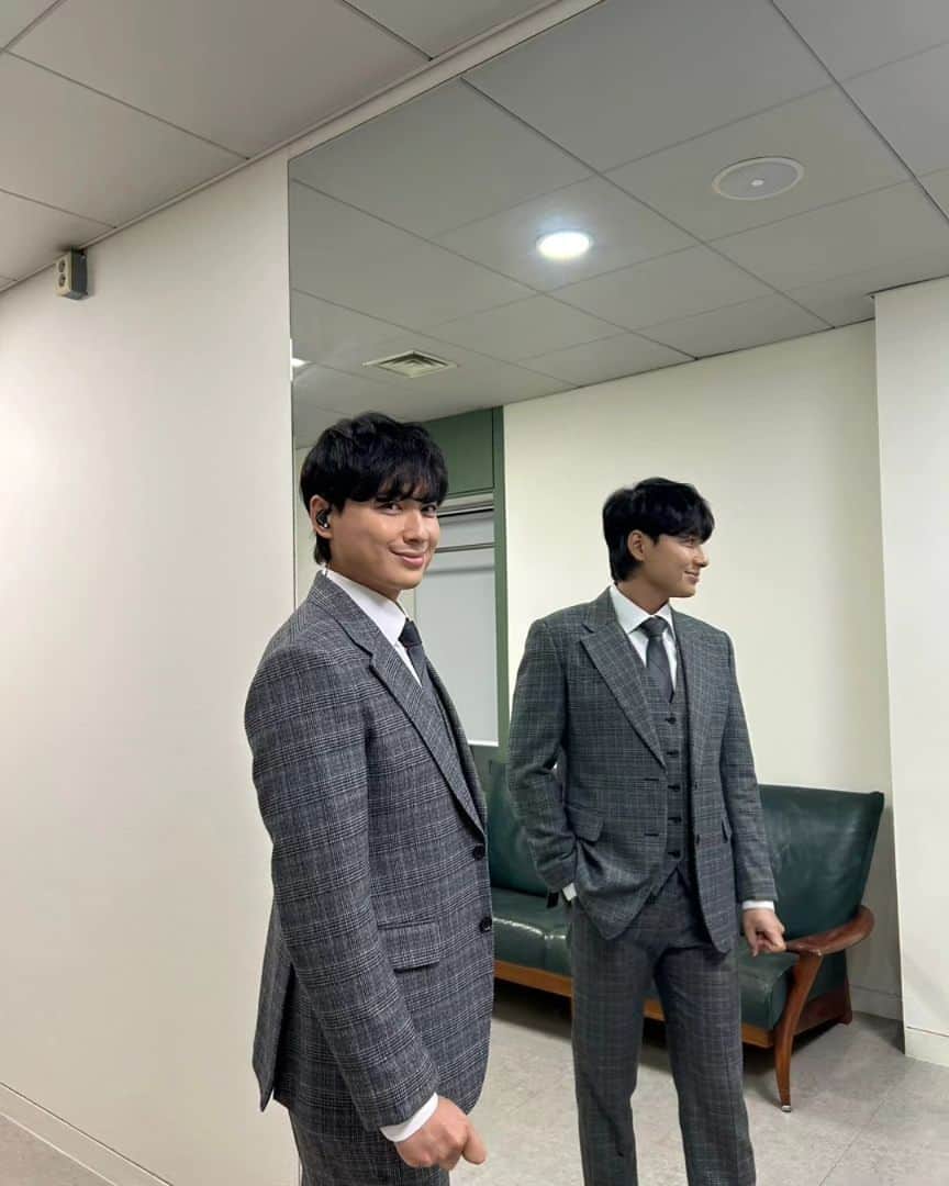 イ・ジフンのインスタグラム：「#뮤지컬위리  두번의 축하공연  무대에 설 수 있음에 감사합니다💕 추워진 날씨에 감기 조심하세요🙏  멋진 수트 진짜 고마워❤️ @splendino_han」