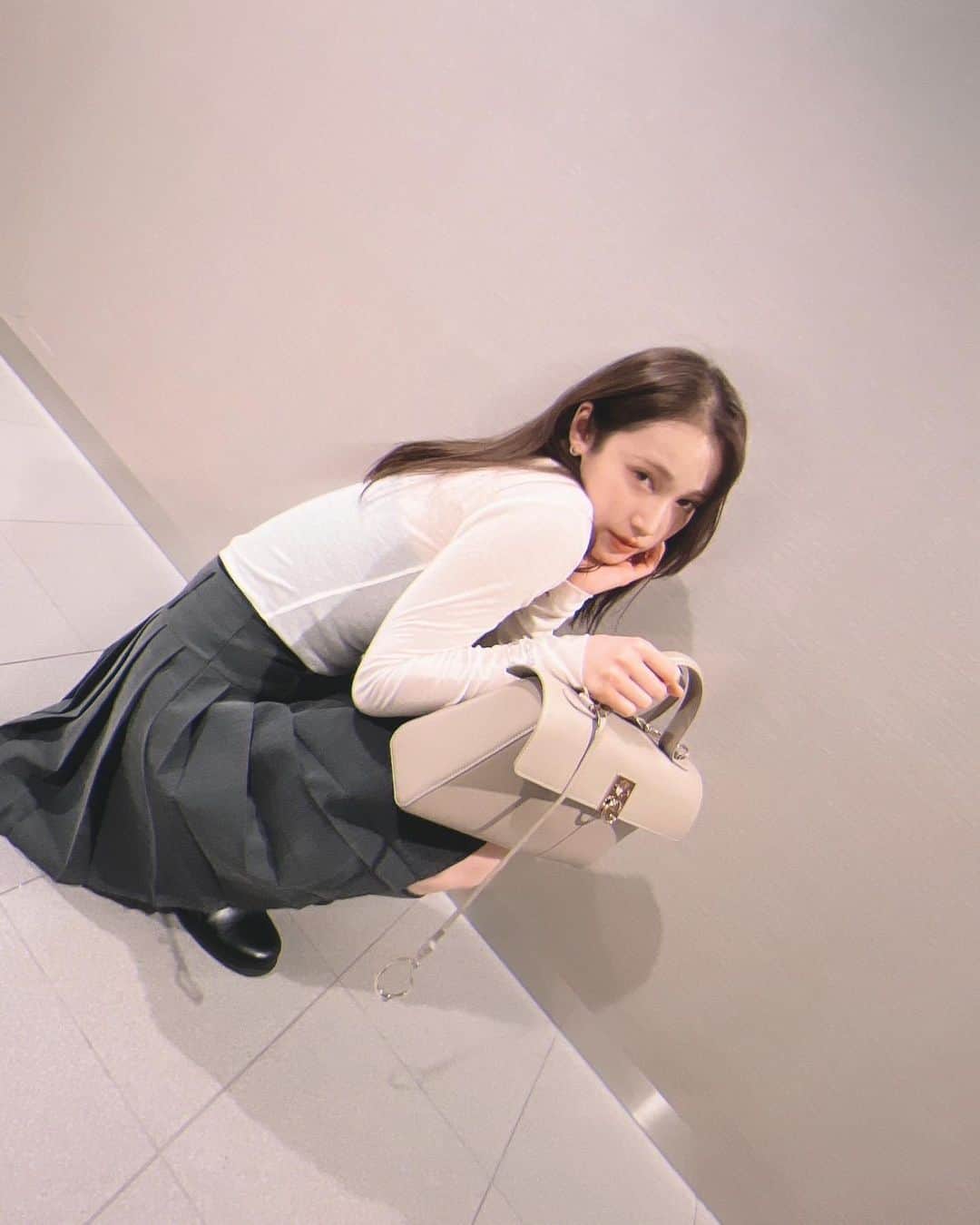 中村ゆりかのインスタグラム：「香港ブランドのCAFUNEカバン👜💭 フォルムも綺麗で好きなところ🌙 ブーツも可愛い〜ずっと使いそう...壊れた時のためにもう一足欲しいくらい... #pr @cafune.official @willfully_official @lurejewelryofficial」