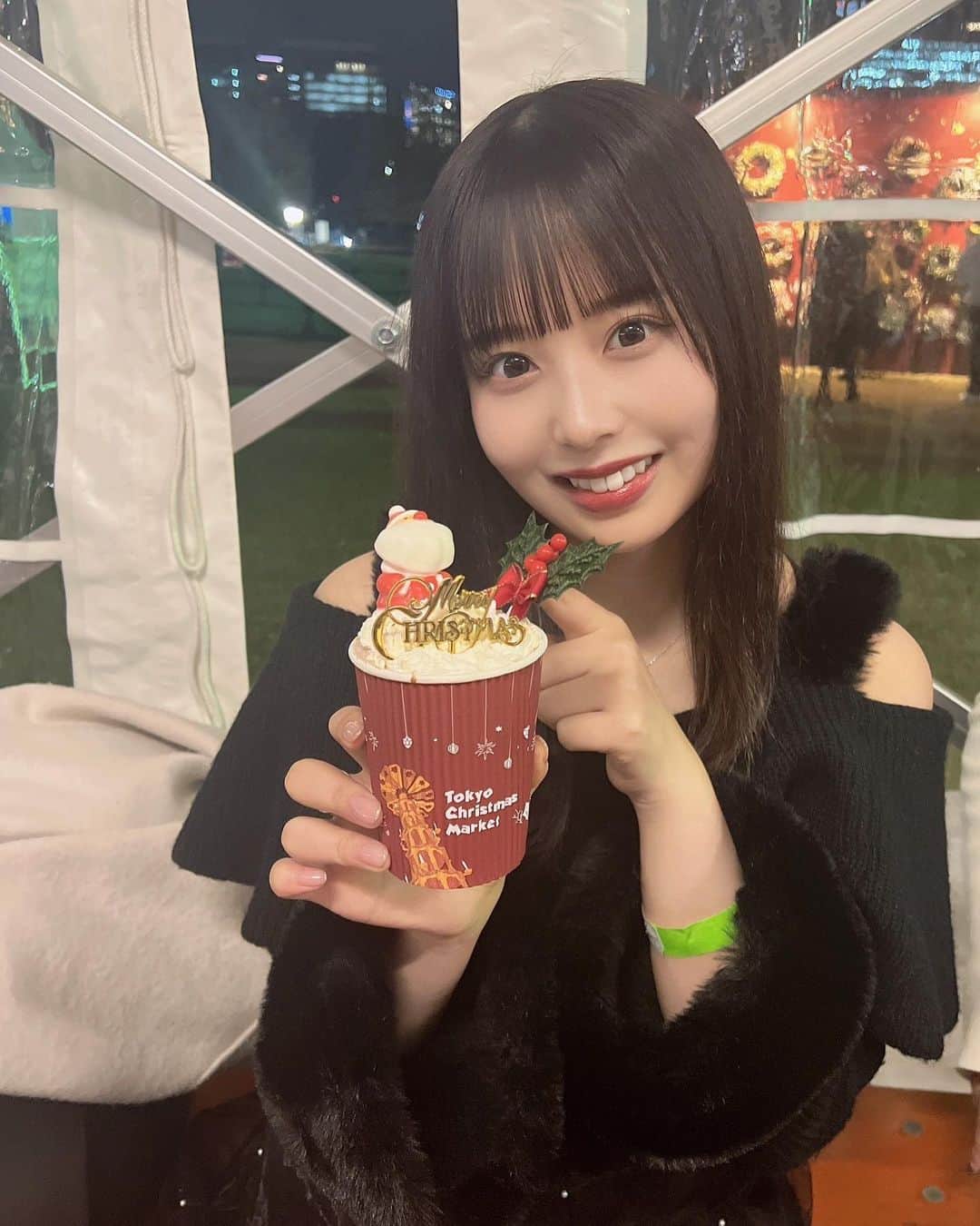 佐藤璃果さんのインスタグラム写真 - (佐藤璃果Instagram)「. 雨のクリスマスマーケット🎄.*   #licagram #licamera  #クリスマスマーケット」12月16日 21時29分 - lica_sato_official