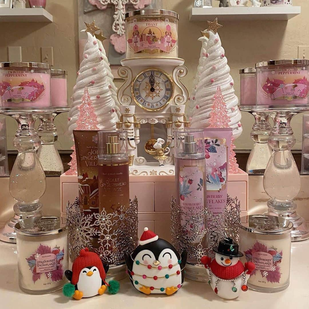 Bath & Body Worksのインスタグラム：「‼️ 9 DAYS ‘TIL CHRISTMAS ‼️ TOMORROW is the LAST DAY to order gifts online for everyone on your list to guarantee they will arrive for Christmas! 💻 📝🎄​  Drop 🎁  in the comments if you’re planning to grab your gifts today!​」