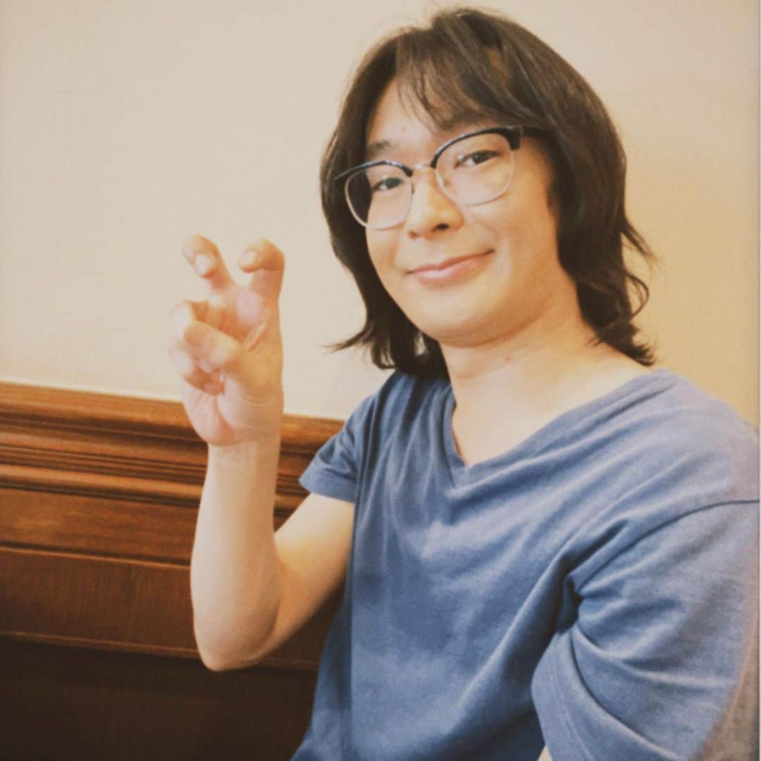 井尻貫太郎のインスタグラム：「12/17(日)「なんばナタ会」開演19時　場所/なんば紅鶴 前売り2000円(ドリンク代込み)当日2300円(ドリンク代込み)出演/ナターシャ　ゲスト/貫太郎 どちらも今年解散した二人。聞きたいこと多過ぎ！ #ナターシャ」