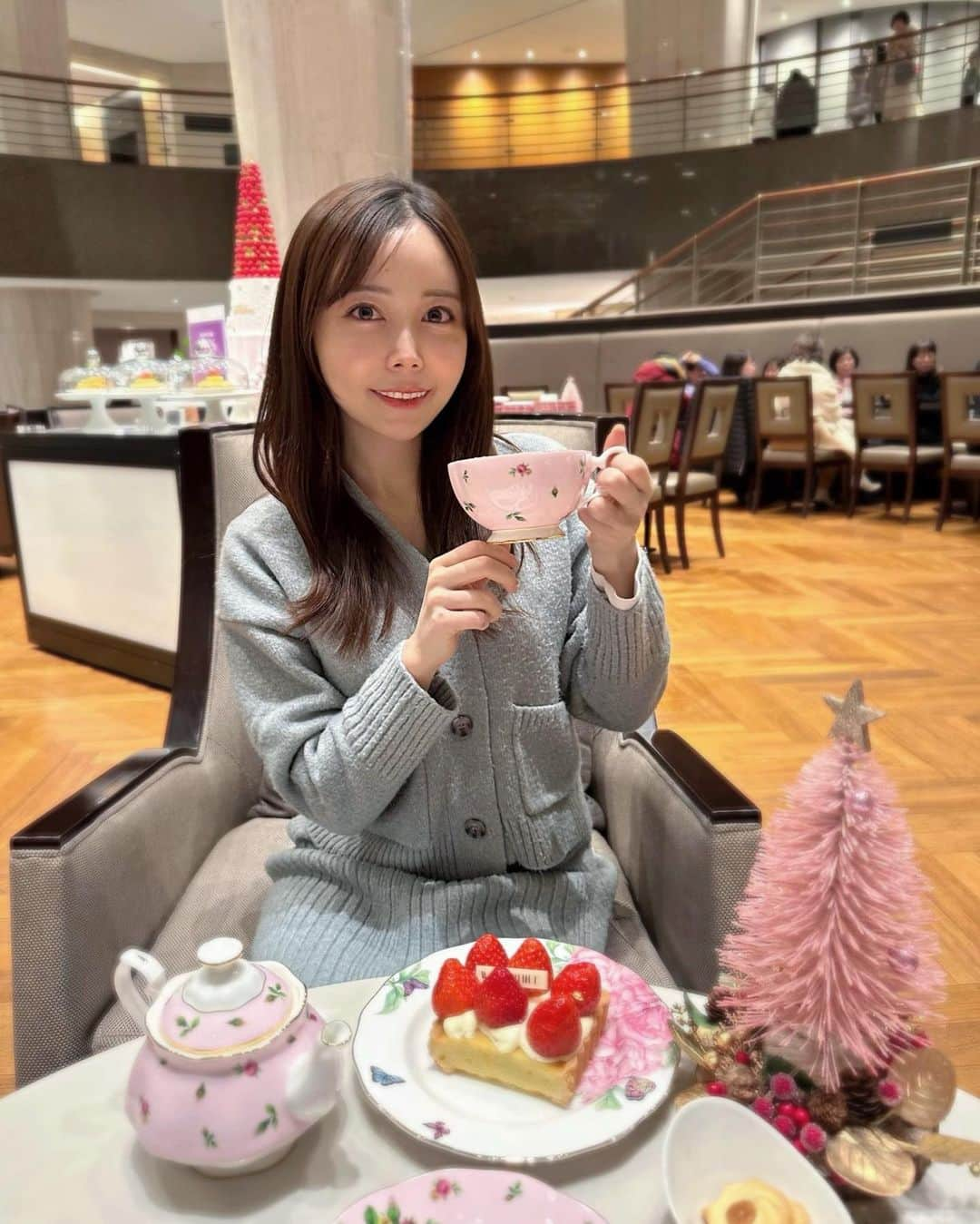 辻満里奈のインスタグラム：「クリスマスが近づいていますが、皆さんいかがお過ごしですか？🎄🌟  私は自分へのご褒美で、いつもお世話になっているラミチェ皮膚科へ🤍 @lamicheskin  今回は院長先生とプチ対談も撮影しましたよ☺️ パックもいただきました！嬉しい✨  また経過報告します🫧  #PR #アフタヌーンティー #苺タルト #ラミチェ皮膚科 #lamicheskin #lamiche #レーザートーニング #パック #肌管理 #肌治療 #韓国 #韓国旅行 #grandwalkerhillseoul #seoul #アナウンサー #辻満里奈」