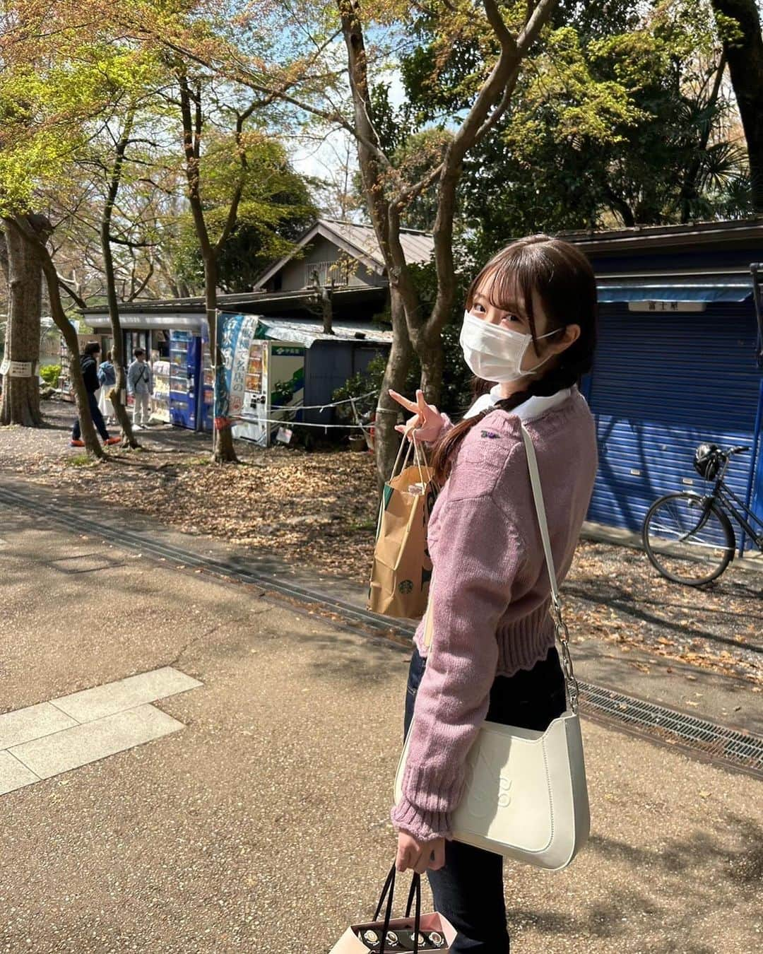 葛西杏也菜さんのインスタグラム写真 - (葛西杏也菜Instagram)「. 中学の友達とお花見してボートのって動物園行ってアトラクション乗って綺麗な景色見て盛りだくさんだった日  とてもとても楽しかったのー！ ･ ･ ･ ･ ･ ･ ･ ･ ･ . #葛西杏也菜#fjk#07#3月の写真#三つ編み#お花見コーデ#動物園」12月16日 21時38分 - ayana_kasai_official