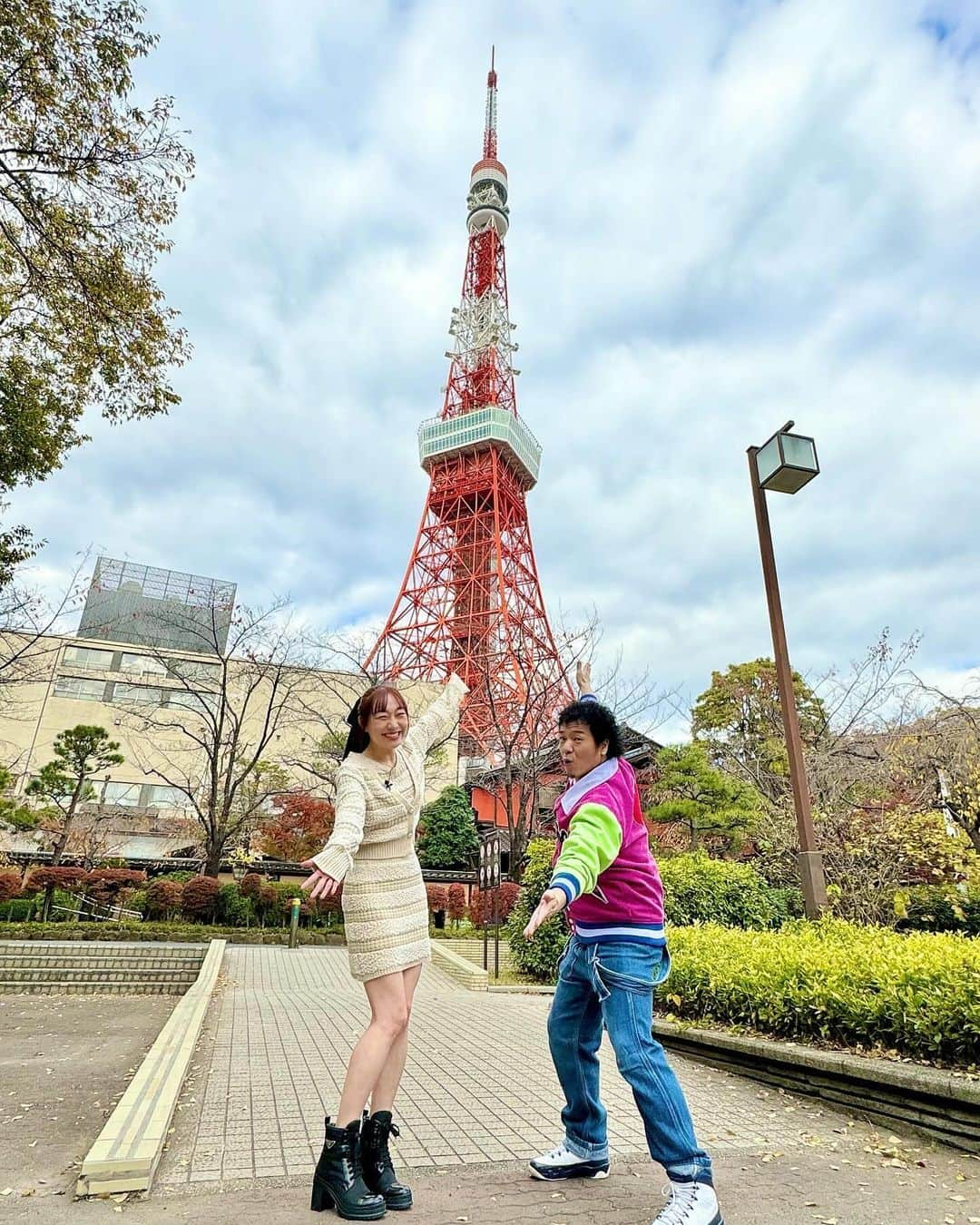 須田亜香里のインスタグラム：「やべさんとの東京タワーロケ🗼  熱闘Mリーグのスタジオに来てくださる時も熱くて楽しくて優しくて…そんなやべさんとのロケは楽しいに決まってる！とワクワクしていましたが、想像を遥かに超えて楽し過ぎました🤭 ABEMAでも全国から観られます！絶対観てね〜🀄️ #MリーグRED #Mリーグ #RED東京タワー #謎解き #思い出しても鳥肌 #珍しく私服ロケ #須田亜香里の服  12月17日(日)テレビ朝日25:15〜 #熱闘mリーグ  (ABEMAは25:00〜)」