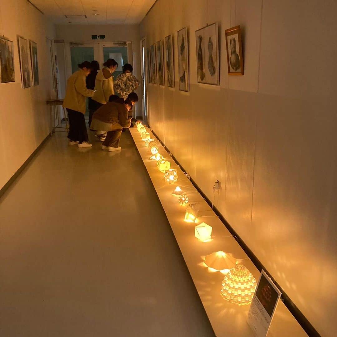河島あみるさんのインスタグラム写真 - (河島あみるInstagram)「巻貝をイメージした空風作の照明🐚 座学ばっかりだった一年生😅 やっとちょっと美術大らしいことを させてもらった感じ。 来年からはキャンパスも変わって本格始動！ どんな作品ができるか楽しみ😊  #美大生#照明デザイン #富山」12月16日 21時46分 - amiru_kawashima