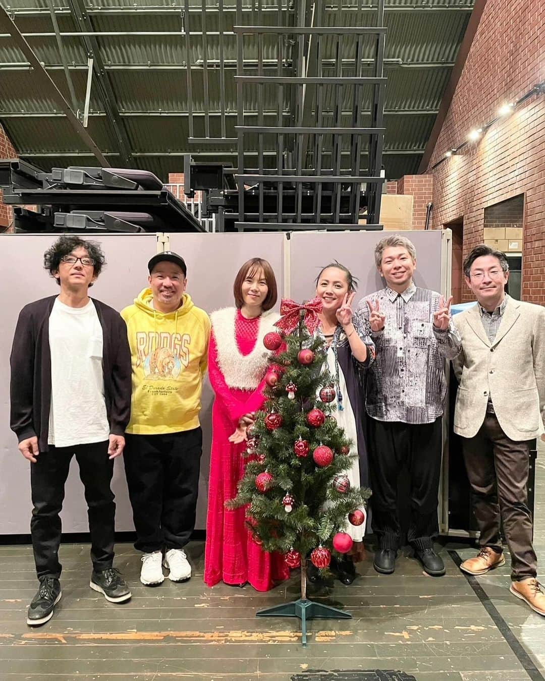 元ちとせさんのインスタグラム写真 - (元ちとせInstagram)「拝みんしょうらん！！！！  エアトリpresents毎日がクリスマス🎄に、出演させて頂きました‼️ 初めまして！の、半崎美子さんとのコラボも如何だったでしょうか？ 北と南の風は皆さんの心に届きましたか？☺️ とっても、楽しい時間となりました。感謝です。 素敵なクリスマス🎄を皆さんも過ごせますように。  おやすみ😴😴🌙💤  #エアトリ #赤レンガ倉庫 #毎日がクリスマス #半崎美子　さん #新井ラーメン健 #宗本康兵 #ありがとうございました」12月16日 21時49分 - hajimechitose.official