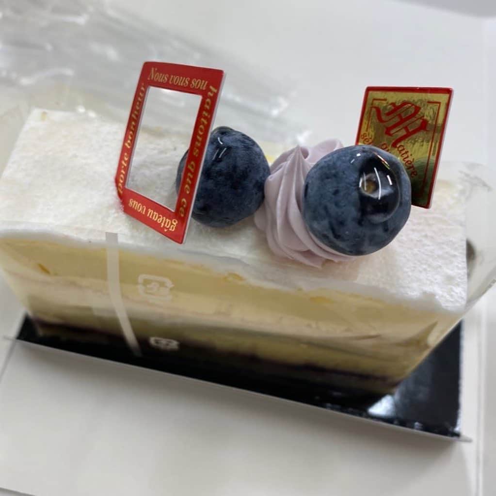 加藤結さんのインスタグラム写真 - (加藤結Instagram)「オンラインサイン会のほうも最高でございました……！ 人生初、憧れていたオンラインサイン会🥰遠くに住んでいる人などの存在もたくさん感じていたので お名前呼べる、身近に感じてもらえるタイミングどこかでないかしら〜と日々思っていました。 リアルサイン会来てくれた方のお名前も見かけたねー！！それもまた嬉しかったな……  マネさんにお話聞くと 売り切れないように発注してくれてたみたいで、私もそういう雰囲気を感じとっていたので ソールドアウトって見た時は｢バグってるわよ！！｣と思い連絡しました。 おめでとうのケーキ、どきどきしてあんまり味わえなかったけどw、幸せでした。  またこういう機会、あるといいなあ！！！！ フォトブック、届いたら、ゆっくり楽しんで貰えたらうれしいです。 あなたにとっても大切な1冊になりますようにーーーなれーーーーっっっっ」12月16日 21時59分 - ka10san_