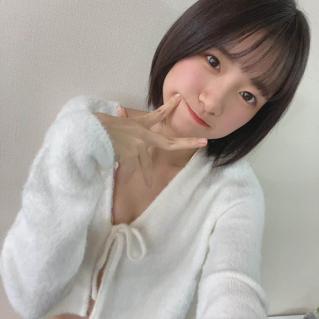 加藤結さんのインスタグラム写真 - (加藤結Instagram)「オンラインサイン会のほうも最高でございました……！ 人生初、憧れていたオンラインサイン会🥰遠くに住んでいる人などの存在もたくさん感じていたので お名前呼べる、身近に感じてもらえるタイミングどこかでないかしら〜と日々思っていました。 リアルサイン会来てくれた方のお名前も見かけたねー！！それもまた嬉しかったな……  マネさんにお話聞くと 売り切れないように発注してくれてたみたいで、私もそういう雰囲気を感じとっていたので ソールドアウトって見た時は｢バグってるわよ！！｣と思い連絡しました。 おめでとうのケーキ、どきどきしてあんまり味わえなかったけどw、幸せでした。  またこういう機会、あるといいなあ！！！！ フォトブック、届いたら、ゆっくり楽しんで貰えたらうれしいです。 あなたにとっても大切な1冊になりますようにーーーなれーーーーっっっっ」12月16日 21時59分 - ka10san_