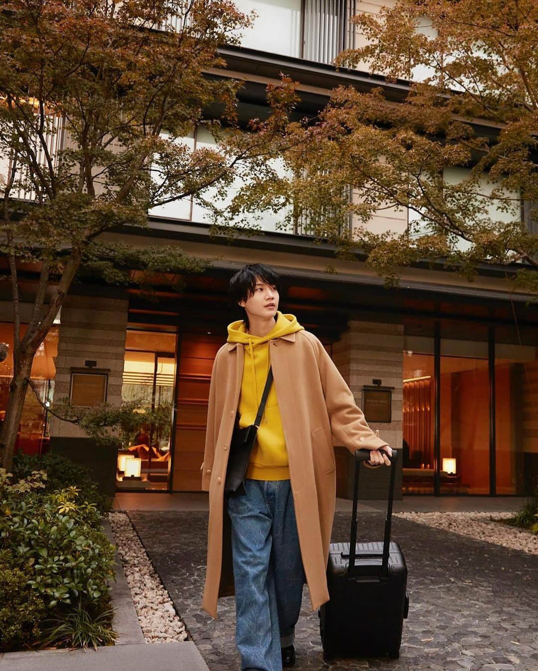 桜田通さんのインスタグラム写真 - (桜田通Instagram)「Amex  またまた京都旅です😊  Amexのプラチナ･カードのお仕事で京都に行った際に、行ってみたかった『HOTEL THE MITSUI KYOTO』に宿泊してきました✨  ここではAmexの「ファイン・ホテル・アンド・リゾート」の特典で無料でアップグレードしてもらい､ニジョウスイートという部屋でゆっくりと過ごすことができました😌  部屋はとても綺麗で広く、窓からは二条城を一望することができました！ 同じく特典の朝食プレゼントも嬉しく、二条城を眺めながら食べる朝食の時間はとても幸せでした☀️  海外の方など日本、京都の観光を楽しみたい方には特にオススメしたいと思えるホテル、朝食のロケーションでした🏯✨  「ファイン・ホテル・アンド・リゾート」は、『HOTEL THE MITSUI KYOTO』のような世界1,200ヶ所以上のホテルやリゾート施設が参加する、プラチナ・カード会員限定の特別なご優待プログラムです✨  そして今回の京都での様子がFASHIONSNAPでも公開されました！ 取材記事から映像まで、そちらもぜひチェックしてみてくださいね✨  @amexjp #Amex #アメックス #HOTELTHEMITSUIKYOTO #PR  photo by @takanoriokuwaki」12月16日 21時52分 - dorisakurada