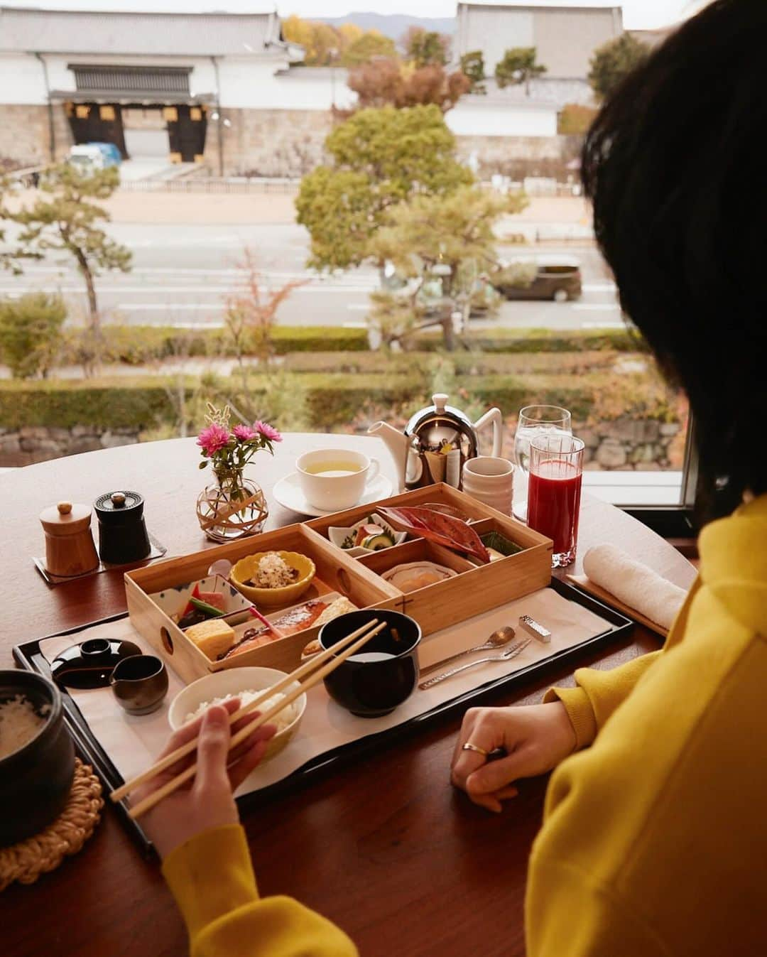 桜田通さんのインスタグラム写真 - (桜田通Instagram)「Amex  またまた京都旅です😊  Amexのプラチナ･カードのお仕事で京都に行った際に、行ってみたかった『HOTEL THE MITSUI KYOTO』に宿泊してきました✨  ここではAmexの「ファイン・ホテル・アンド・リゾート」の特典で無料でアップグレードしてもらい､ニジョウスイートという部屋でゆっくりと過ごすことができました😌  部屋はとても綺麗で広く、窓からは二条城を一望することができました！ 同じく特典の朝食プレゼントも嬉しく、二条城を眺めながら食べる朝食の時間はとても幸せでした☀️  海外の方など日本、京都の観光を楽しみたい方には特にオススメしたいと思えるホテル、朝食のロケーションでした🏯✨  「ファイン・ホテル・アンド・リゾート」は、『HOTEL THE MITSUI KYOTO』のような世界1,200ヶ所以上のホテルやリゾート施設が参加する、プラチナ・カード会員限定の特別なご優待プログラムです✨  そして今回の京都での様子がFASHIONSNAPでも公開されました！ 取材記事から映像まで、そちらもぜひチェックしてみてくださいね✨  @amexjp #Amex #アメックス #HOTELTHEMITSUIKYOTO #PR  photo by @takanoriokuwaki」12月16日 21時52分 - dorisakurada