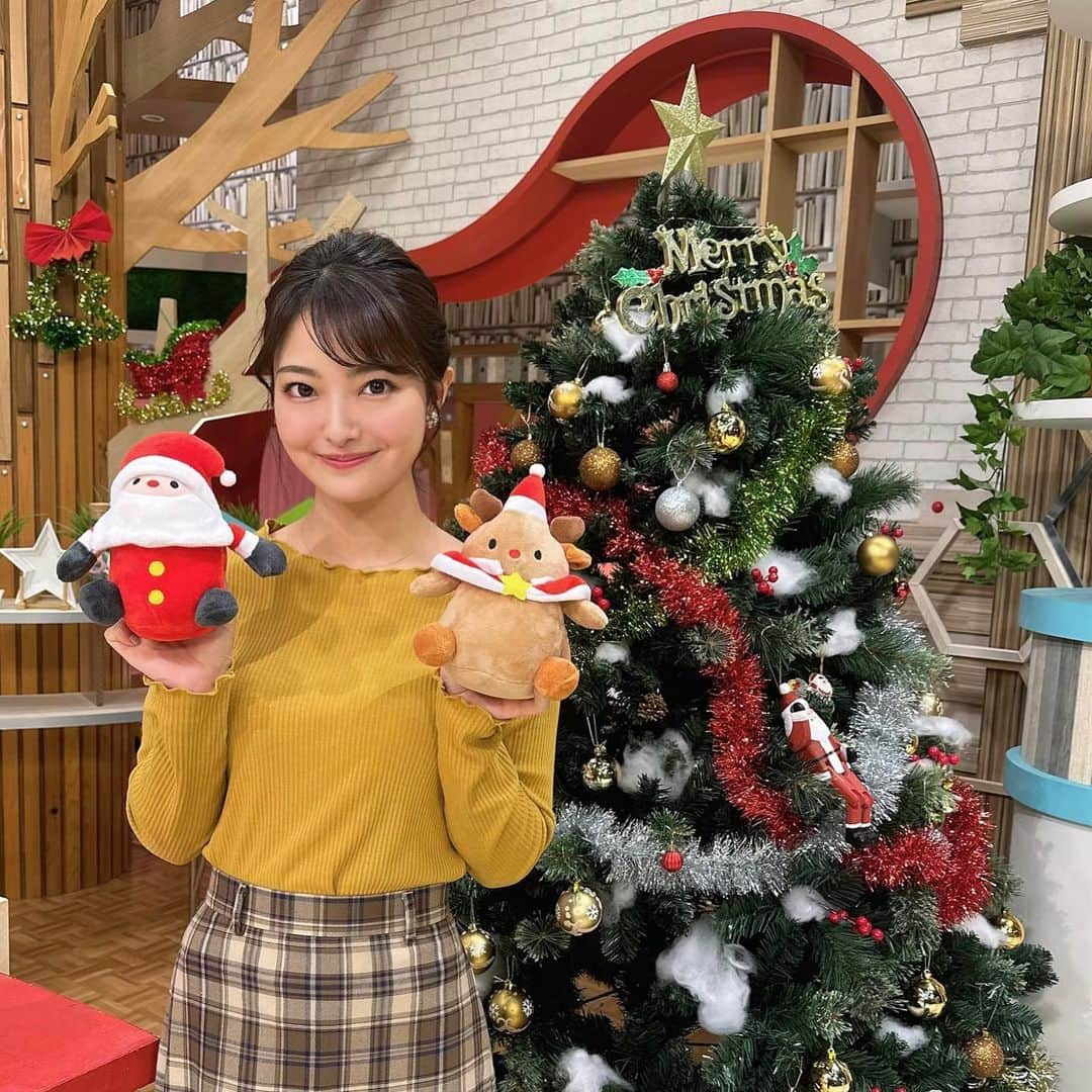 遠野愛のインスタグラム：「今週のいろいろ💫  ことしの漢字が火曜日に発表されましたが みなさんはどんな一年でしたか？  私のことしの漢字は「行」 4月からはほぼ毎日いろんな場所にロケに行って 新型コロナが五類になってさまざまな行事が戻ってきて 大好きな旅行にもたくさん行けた1年でした✈️ コロナ禍入社でいままでは制限も多かったので ことしは全力で福岡を感じ楽しめました！  せっかく福岡のいろいろな場所で素敵な方々にあったり新しいもの流行りのものをリポートさせてもらっているので これからはもっとSNSに写真をあげようと思います📷  #めんたいワイド  #冬の足のトラブル対策　 保湿クリームは肌のキメに沿って横方向にお風呂上がりすぐに塗る！ムートンブーツは巻き爪の原因にも、、中敷を入れて足にフィットさせることが重要 オーダーメイド中敷は入れると靴が足にくっついてくるような感覚があり感動しました🚶 #シュトーレン　 日本で初めてシュトーレンを販売したのは福岡の千鳥屋さん 伝統的なドライフルーツがたっぷり入った熟成シュトーレンをいただきました🍓 当時はなかなか受け入れられなかったそうですが、今ではクリスマスシーズンの定番ですよね🎄 ドイツ発祥のケーキは日本で独自の発展もとげていました！ #トコジラミ対策  とにかく持ち込まないことが重要！ ソファやカーテンレールコンセントの隙間は要注意 ツルツルした素材が苦手なので旅行の際にはビニールの中に荷物を入れ、外から持ち込んだものはクリアケースにしまい服は早めに洗うと安心です😮‍💨 大量発生するまえにはやめに駆除業者へ #博多銀銀一座 （最年長81歳のダンスチーム） カラフルな衣装でパワフルに踊るTikTokerたち 全力で楽しむ姿はみているだけで元気が出ます☺︎ シニア世代からでも新しいことを始め人生はより良い方向に進む！ 仲間に入れて可愛がってもらい、わいわいと衣装まで選んでくれて楽しすぎるロケでした🫶  お会いしたみなさんありがとうございました♪ 毎週やろうと思ったけど感想を書いてみると簡潔にしたつもりでも大分長くなるな😥笑」