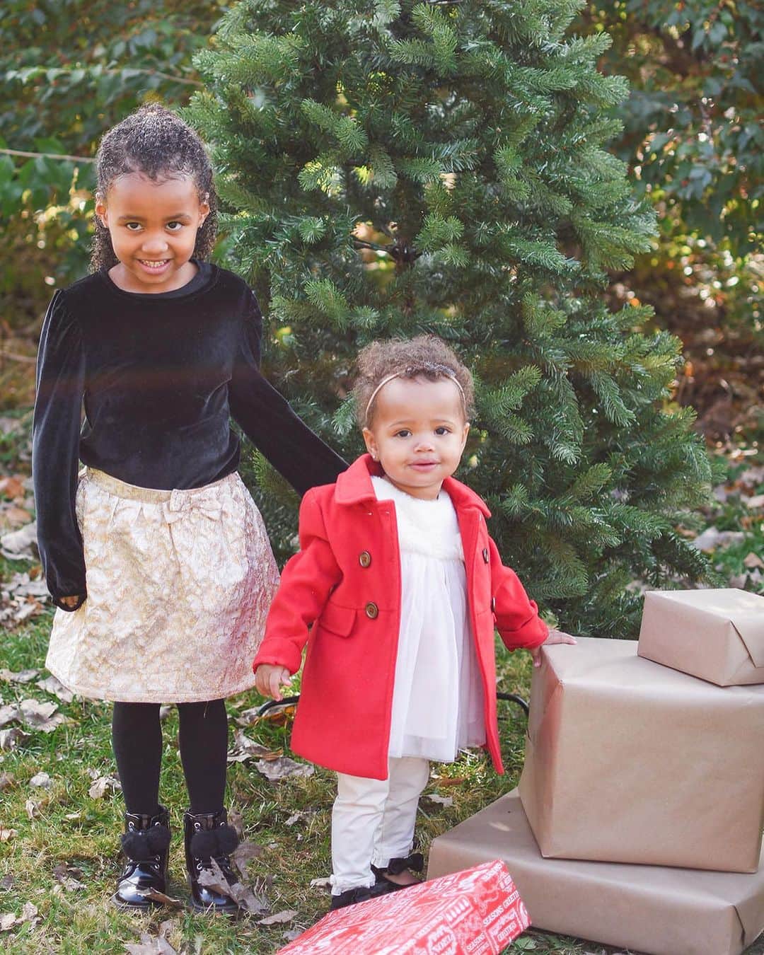 メリッサ・ビショップのインスタグラム：「Where does December time go? Almost a week a out, and we’re all ready for 🎅🏼. I just want time to slow down to soak up these two little babes ✨🎄✨」
