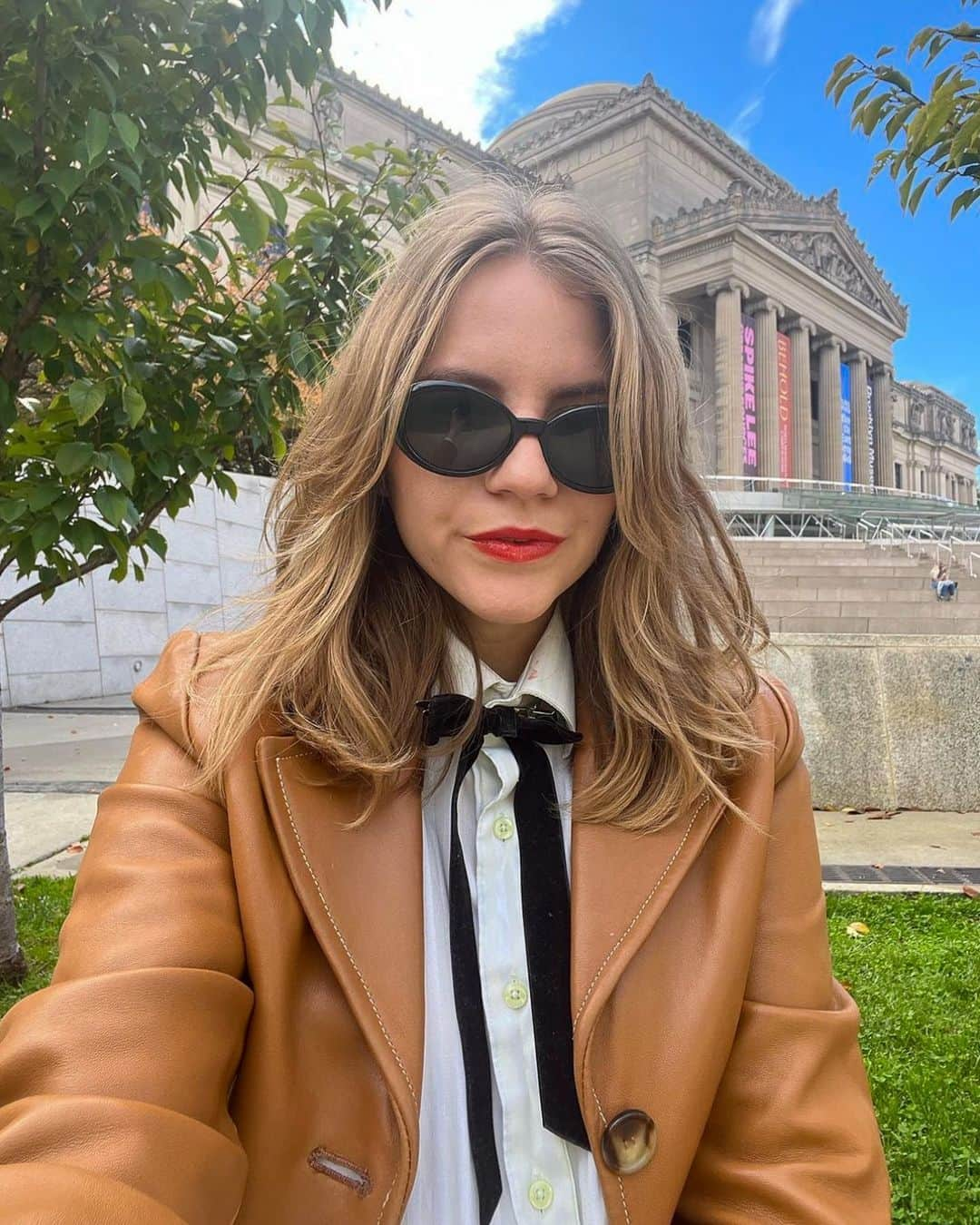 ブルックリン美術館さんのインスタグラム写真 - (ブルックリン美術館Instagram)「We’re the Brooklyn Museum… of course we’re going to have the coolest visitors. 😎⁠ ⁠ And they find the coolest corners of the Museum, including (but not limited to): ⁠ 1️⃣st Floor: Sculpture Garden and the Stoop⁠ 3️⃣rd Floor: Egyptian galleries⁠ 4️⃣th Floor: Decorative Arts and Design galleries⁠ 5️⃣th Floor: Visible Storage⁠ ⁠ #MyBkM #BrooklynMuseum #brooklyn #museum⁠ ⁠ 📷 @beautifulmel330, @yggchall, @mrs.pibb, @naija_bb, @de4_san, @kimeratanko, @jiyoonamy」12月16日 22時00分 - brooklynmuseum