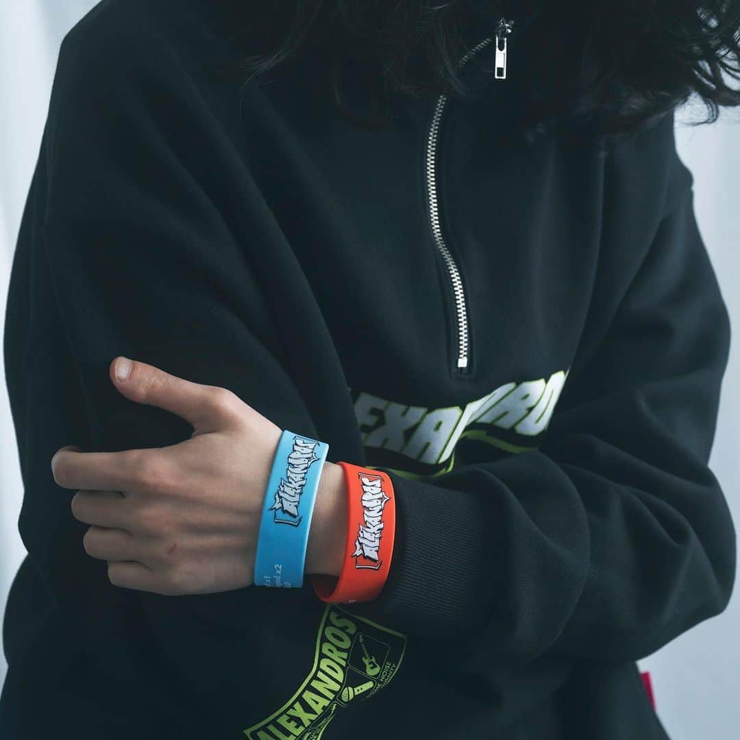 [ALEXANDROS]さんのインスタグラム写真 - ([ALEXANDROS]Instagram)「🙇‍♂️大変お待たせしました 明日の #メリロ から発売の #冬フェス グッズ公開👚  商品一覧はこちら https://alexandros.jp/goods 　 #グッズ」12月16日 22時00分 - alexandros_official_insta