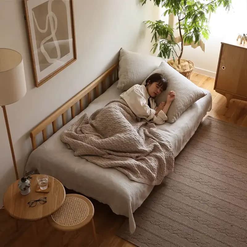 Re:CENO（リセノ）さんのインスタグラム写真 - (Re:CENO（リセノ）Instagram)「ソファーとしても、ベッドとしても使える「デイベッド」の魅力🛋️  「デイベッド」とは、名前の通り 昼間に横になることを想定してつくられた家具です。  見た目としては、ベッドよりソファーに近いため、 別名「寝椅子」とも呼ばれています。  座面や幅が大きいものが多く、 背クッションを移動できるタイプだと、 シングルベッドと同じサイズになるものも。  お昼寝をすることが多い方や、 横になってくつろぎたい方におすすめです。  また、来客があった時には、 臨時ベッドとしても活躍してくれます。  来客用の布団はないけれど、 お友達やご家族を泊めてあげなければいけない というのは、よくあるシチュエーション。  そんな時に、デイベッドがあれば 快適に一夜を過ごしてもらうことができます。  ---------------------------------------  ▼リセノで人気のデイベッド3選  ① 3人掛けソファー AGRA ② SIEVE morning daybed sofa ③ SIEVE rect unit sofa ワイドタイプ  ---------------------------------------  ●詳細は、商品タグよりチェック🔍  #receno #naturalvintage #リセノ #ナチュラルヴィンテージ #デイベッド #ソファーベッド #ソファー #AGRAソファ #AGRAソファー #リビング #インテリアショップ」12月16日 22時00分 - receno.interior