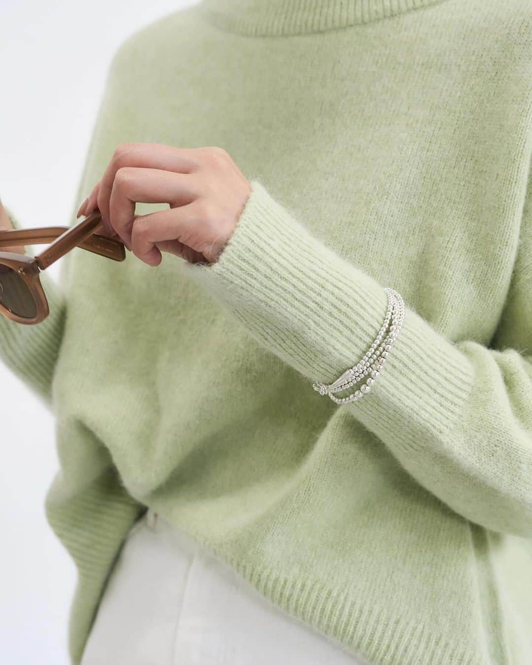 トライセクトさんのインスタグラム写真 - (トライセクトInstagram)「-ＮＥＷ　ＫＮＩＴ- ⁡  IÉNA @iena_jp 　 　 パウダリーなカラーを含む4色展開のニットが登場。 特殊な技術によって作られた国内紡績の糸を使用し、ソフトで滑らかな手触りが特徴です。エアリーな軽やかさがあり、一枚でも様になるフォルムも魅力的。 ⁡ ⁡ ⁡ ⁡ ￣￣￣￣　　 ⁡ ⁡ アンゴラミックス ワイドプルオーバー ⁡ ¥16,500(税込) Size:free Color: ホワイト,グリーン,ネイビー,ブルー B No. 23080900717040 ⁡ ⁡ ⁡  ⁡  　　 　 ＿＿＿＿＿＿＿＿＿＿＿＿＿🏷️ ⁡ いつも投稿をご覧いただきありがとうございます！ ベイクルーズ公式インスタグラムでは WOMEN & MENの新作情報を毎日配信中📷 是非フォローしてね ♪ ▼▼▼ @baycrews ＿＿＿＿＿＿＿＿＿＿＿＿＿＿ ⁡ #baycrews #iena #ベイクルーズ #イエナ#カラーニット#ニットコーデ#パンツコーデ #デニムコーデ #大人コーデ  #着回し #着回しコーデ  #トレンドコーデ #スタッフコーデ #スタイリング#着回し術#着こなし術#レイヤードコーデ #レイヤード#リアルバイ #リアルコーデ#冬コーデ」12月16日 22時01分 - baycrews