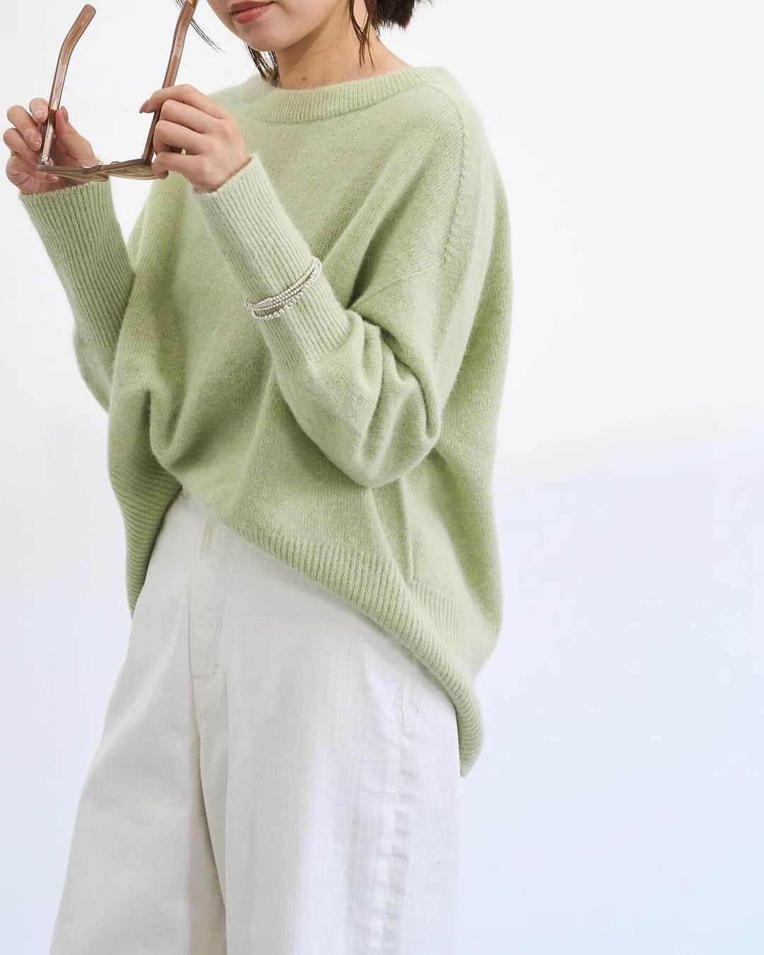 トライセクトさんのインスタグラム写真 - (トライセクトInstagram)「-ＮＥＷ　ＫＮＩＴ- ⁡  IÉNA @iena_jp 　 　 パウダリーなカラーを含む4色展開のニットが登場。 特殊な技術によって作られた国内紡績の糸を使用し、ソフトで滑らかな手触りが特徴です。エアリーな軽やかさがあり、一枚でも様になるフォルムも魅力的。 ⁡ ⁡ ⁡ ⁡ ￣￣￣￣　　 ⁡ ⁡ アンゴラミックス ワイドプルオーバー ⁡ ¥16,500(税込) Size:free Color: ホワイト,グリーン,ネイビー,ブルー B No. 23080900717040 ⁡ ⁡ ⁡  ⁡  　　 　 ＿＿＿＿＿＿＿＿＿＿＿＿＿🏷️ ⁡ いつも投稿をご覧いただきありがとうございます！ ベイクルーズ公式インスタグラムでは WOMEN & MENの新作情報を毎日配信中📷 是非フォローしてね ♪ ▼▼▼ @baycrews ＿＿＿＿＿＿＿＿＿＿＿＿＿＿ ⁡ #baycrews #iena #ベイクルーズ #イエナ#カラーニット#ニットコーデ#パンツコーデ #デニムコーデ #大人コーデ  #着回し #着回しコーデ  #トレンドコーデ #スタッフコーデ #スタイリング#着回し術#着こなし術#レイヤードコーデ #レイヤード#リアルバイ #リアルコーデ#冬コーデ」12月16日 22時01分 - baycrews
