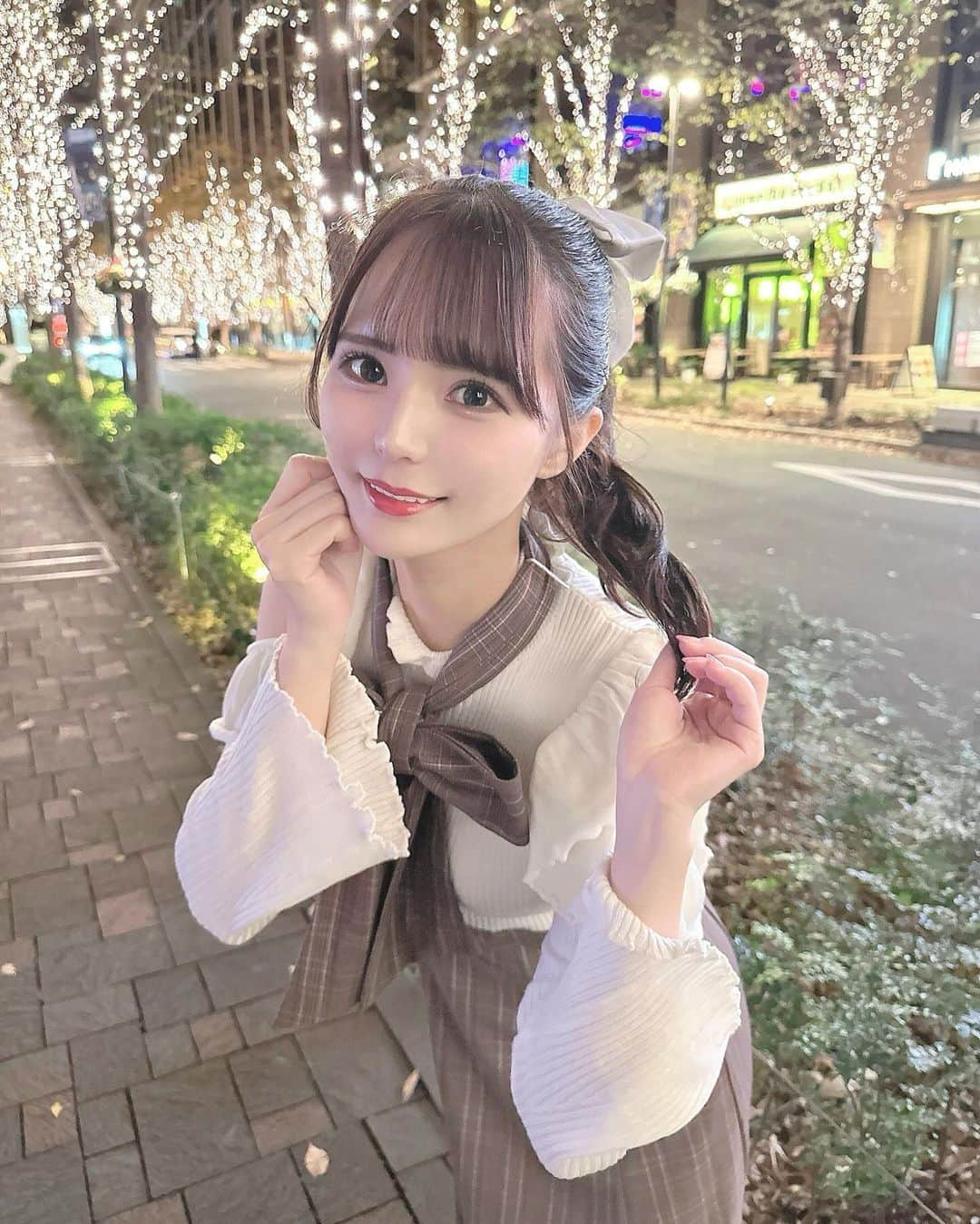 桜井ひかるのインスタグラム：「イルミネーション🎄 冬は寒いの苦手だけど、 楽しみがいっぱいだから好き💭  @apres_jour   #PR #apres_pr #apresjour #アプレジュール #ワンピース#丸の内#イルミネーション#大手町#丸の内イルミネーション2023 #東京駅 #ポニーテール」