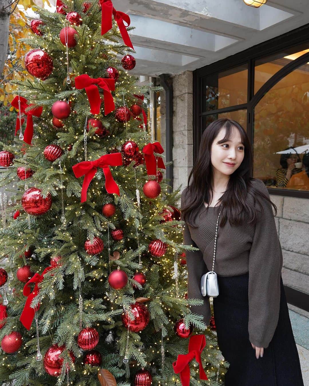 よねいはるかのインスタグラム：「韓国にはツリーがどこに行っても飾ってあって、可愛かった🎄❤️」