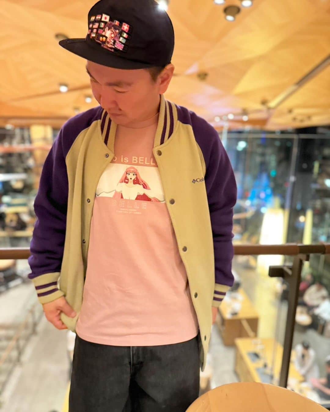 山内健司（かまいたち）さんのインスタグラム写真 - (山内健司（かまいたち）Instagram)「。 今日は嫁と目黒川沿いのスペシャルスターバックスに行った😂😂😂  一回行ってみたいなーと思いながらずっと行けてなくて、やっと行けたー😆😆😆😆😆  めちゃくちゃオシャレなスタバ😂  東京過ぎた🗼  そんな私のTシャツは細田守作品の『竜とそばかすの姫』  普通に定価で買えるのがありがたい🥳  ロンTです✋✋✋  そしてアウターはchillweeb（チルウィーブ）で買ったコロンビアのヴィンテージ😆😆😆  雰囲気がイイよねー🛀  CAPはこれまたチルさんがアニメTシャツCONで売ってたジョジョCAP😚  サイズばっちり😂😂😂  #ヴィンテージ #ヴィンテージTシャツ #スターバックス #starbucks  #細田守  #竜とそばかすの姫  #かまいたち山内」12月16日 22時11分 - sneakerkenji0117