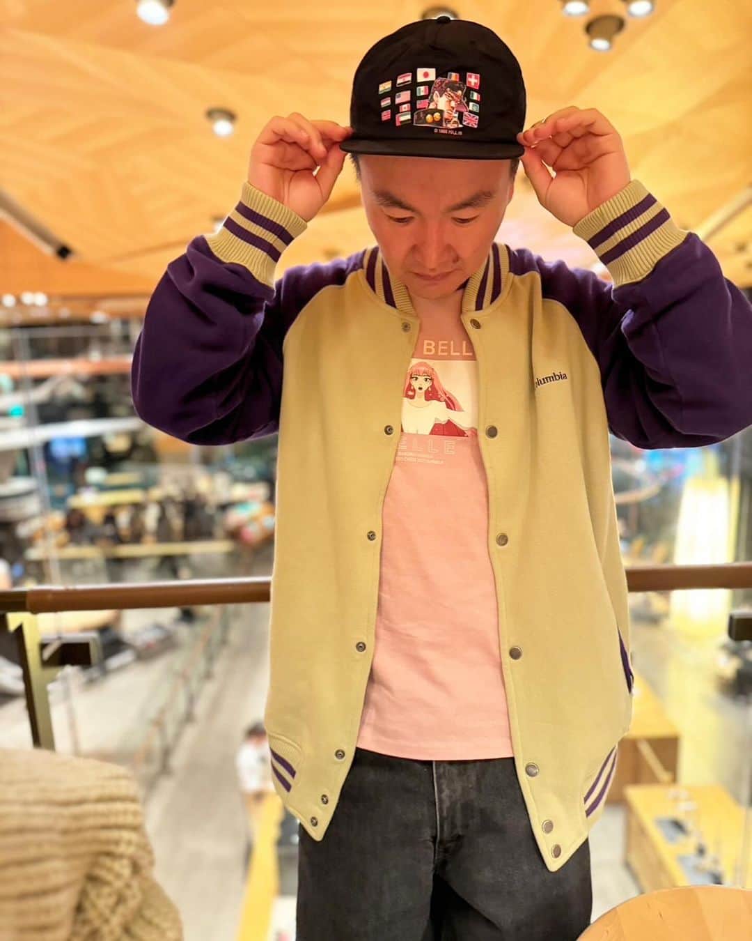 山内健司（かまいたち）さんのインスタグラム写真 - (山内健司（かまいたち）Instagram)「。 今日は嫁と目黒川沿いのスペシャルスターバックスに行った😂😂😂  一回行ってみたいなーと思いながらずっと行けてなくて、やっと行けたー😆😆😆😆😆  めちゃくちゃオシャレなスタバ😂  東京過ぎた🗼  そんな私のTシャツは細田守作品の『竜とそばかすの姫』  普通に定価で買えるのがありがたい🥳  ロンTです✋✋✋  そしてアウターはchillweeb（チルウィーブ）で買ったコロンビアのヴィンテージ😆😆😆  雰囲気がイイよねー🛀  CAPはこれまたチルさんがアニメTシャツCONで売ってたジョジョCAP😚  サイズばっちり😂😂😂  #ヴィンテージ #ヴィンテージTシャツ #スターバックス #starbucks  #細田守  #竜とそばかすの姫  #かまいたち山内」12月16日 22時11分 - sneakerkenji0117