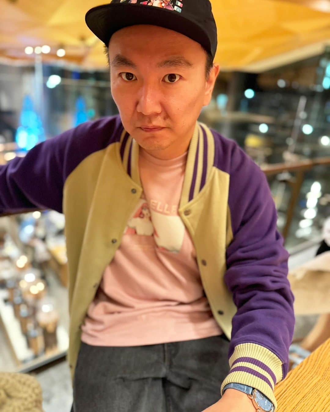山内健司（かまいたち）さんのインスタグラム写真 - (山内健司（かまいたち）Instagram)「。 今日は嫁と目黒川沿いのスペシャルスターバックスに行った😂😂😂  一回行ってみたいなーと思いながらずっと行けてなくて、やっと行けたー😆😆😆😆😆  めちゃくちゃオシャレなスタバ😂  東京過ぎた🗼  そんな私のTシャツは細田守作品の『竜とそばかすの姫』  普通に定価で買えるのがありがたい🥳  ロンTです✋✋✋  そしてアウターはchillweeb（チルウィーブ）で買ったコロンビアのヴィンテージ😆😆😆  雰囲気がイイよねー🛀  CAPはこれまたチルさんがアニメTシャツCONで売ってたジョジョCAP😚  サイズばっちり😂😂😂  #ヴィンテージ #ヴィンテージTシャツ #スターバックス #starbucks  #細田守  #竜とそばかすの姫  #かまいたち山内」12月16日 22時11分 - sneakerkenji0117
